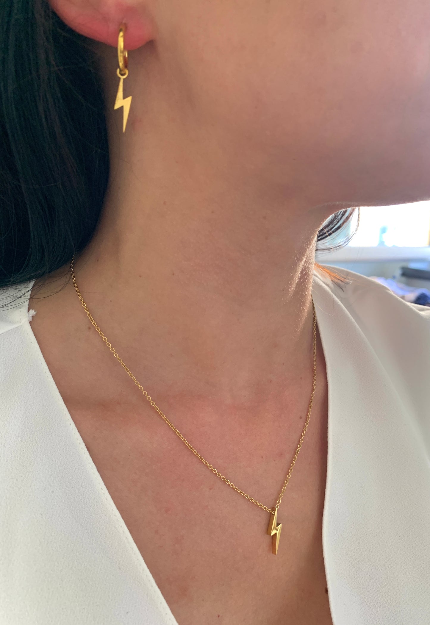 Blitz Huggie Creolen Damen Edelstahl – Minimalistische Ohrringe mit Blitz-Anhänger – wasserfest & nickelfrei – Gold oder Silber – NataschaWoge®