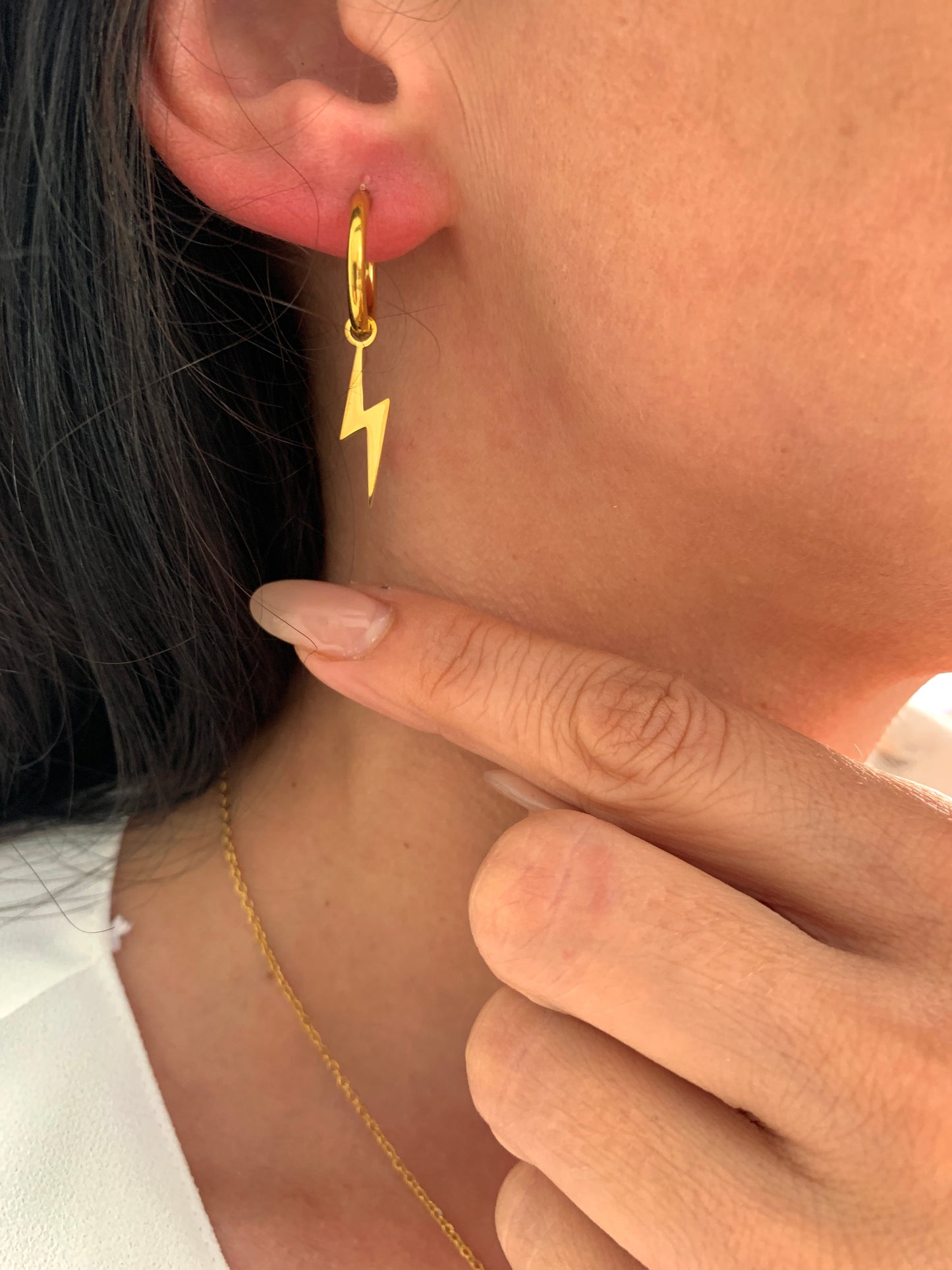 Blitz Huggie Creolen Damen Edelstahl – Minimalistische Ohrringe mit Blitz-Anhänger – wasserfest & nickelfrei – Gold oder Silber – NataschaWoge®