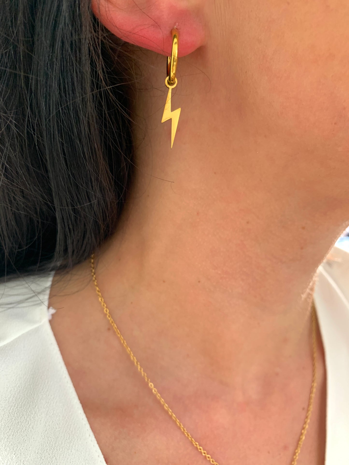 Blitz Huggie Creolen Damen Edelstahl – Minimalistische Ohrringe mit Blitz-Anhänger – wasserfest & nickelfrei – Gold oder Silber – NataschaWoge®