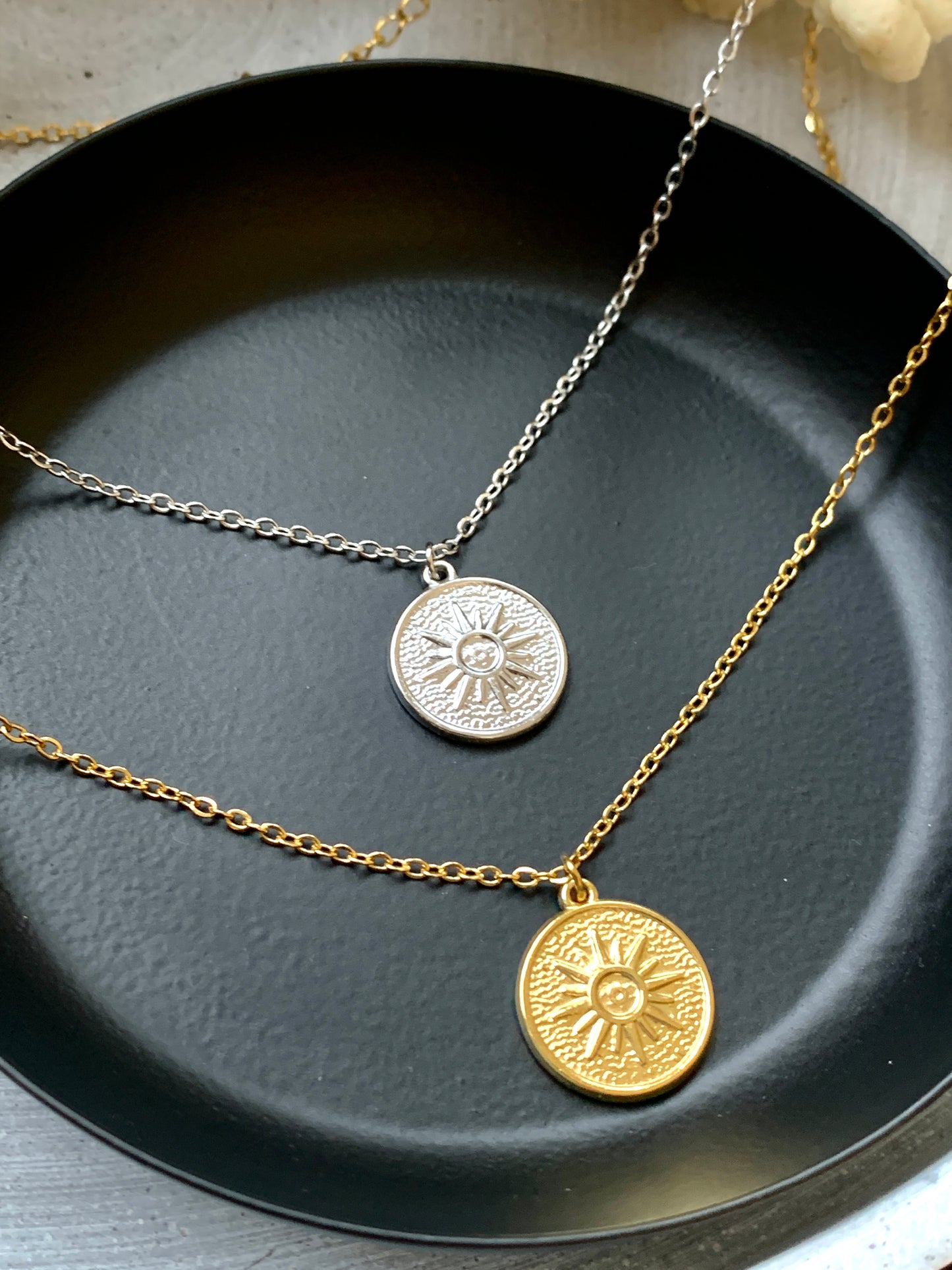 Sonnen Halskette – minimalistische Münzenkette aus Edelstahl in Gold oder Silber – Natascha Woge®