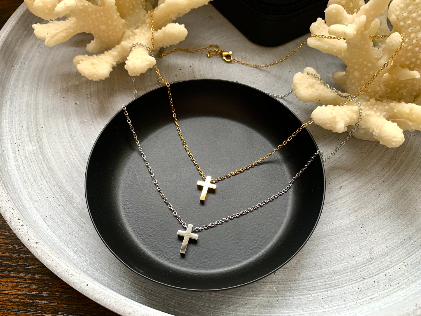 Mini Kreuz Halskette – dezenter Edelstahlschmuck in Gold oder Silber – Natascha Woge®