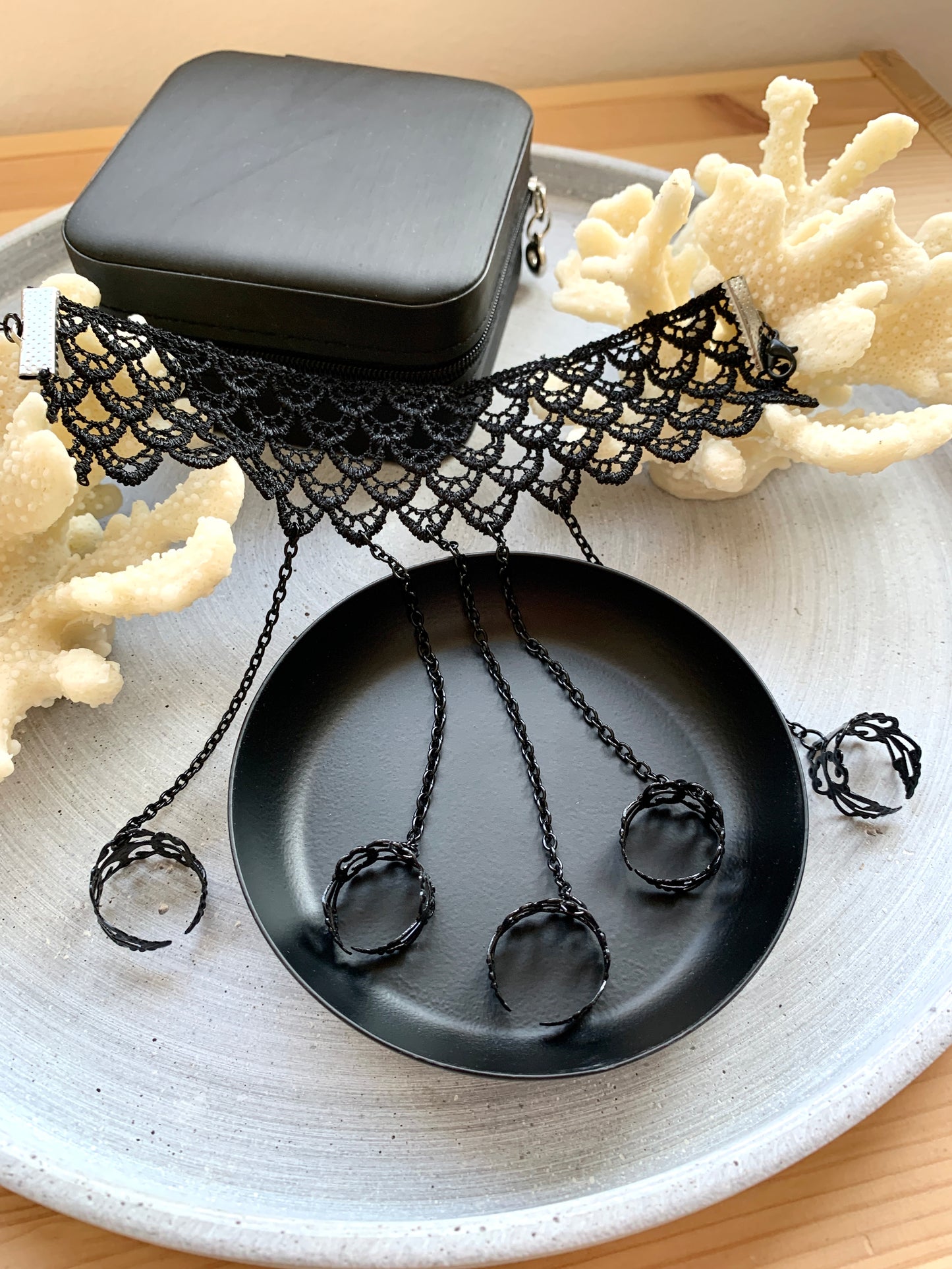 Gothic Handschuhe – Schwarzer Spitzen-Handschmuck mit Fingerringen – Natascha Woge®