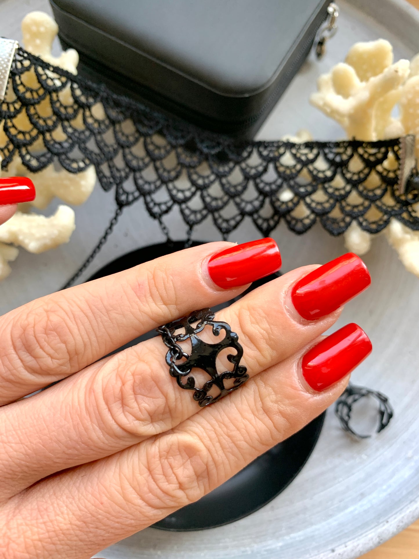 Gothic Handschuhe – Schwarzer Spitzen-Handschmuck mit Fingerringen – Natascha Woge®