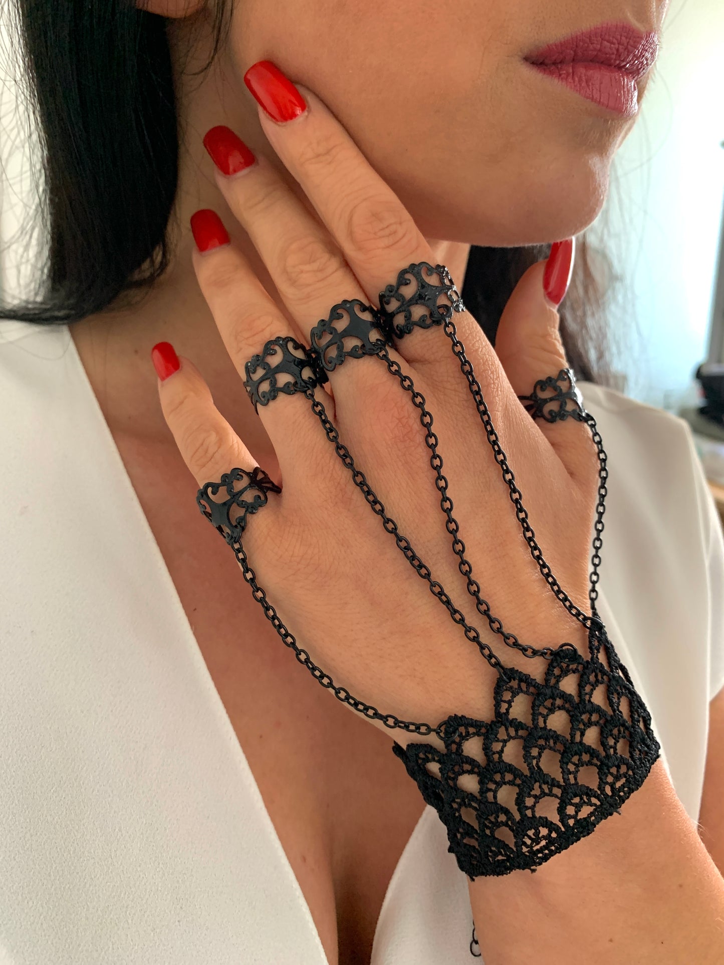 Gothic Handschuhe – Schwarzer Spitzen-Handschmuck mit Fingerringen – Natascha Woge®