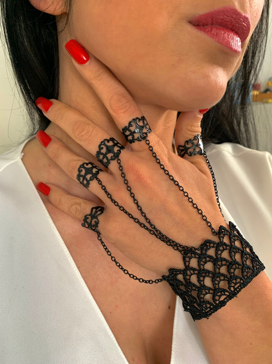 Gothic Handschuhe – Schwarzer Spitzen-Handschmuck mit Fingerringen – Natascha Woge®