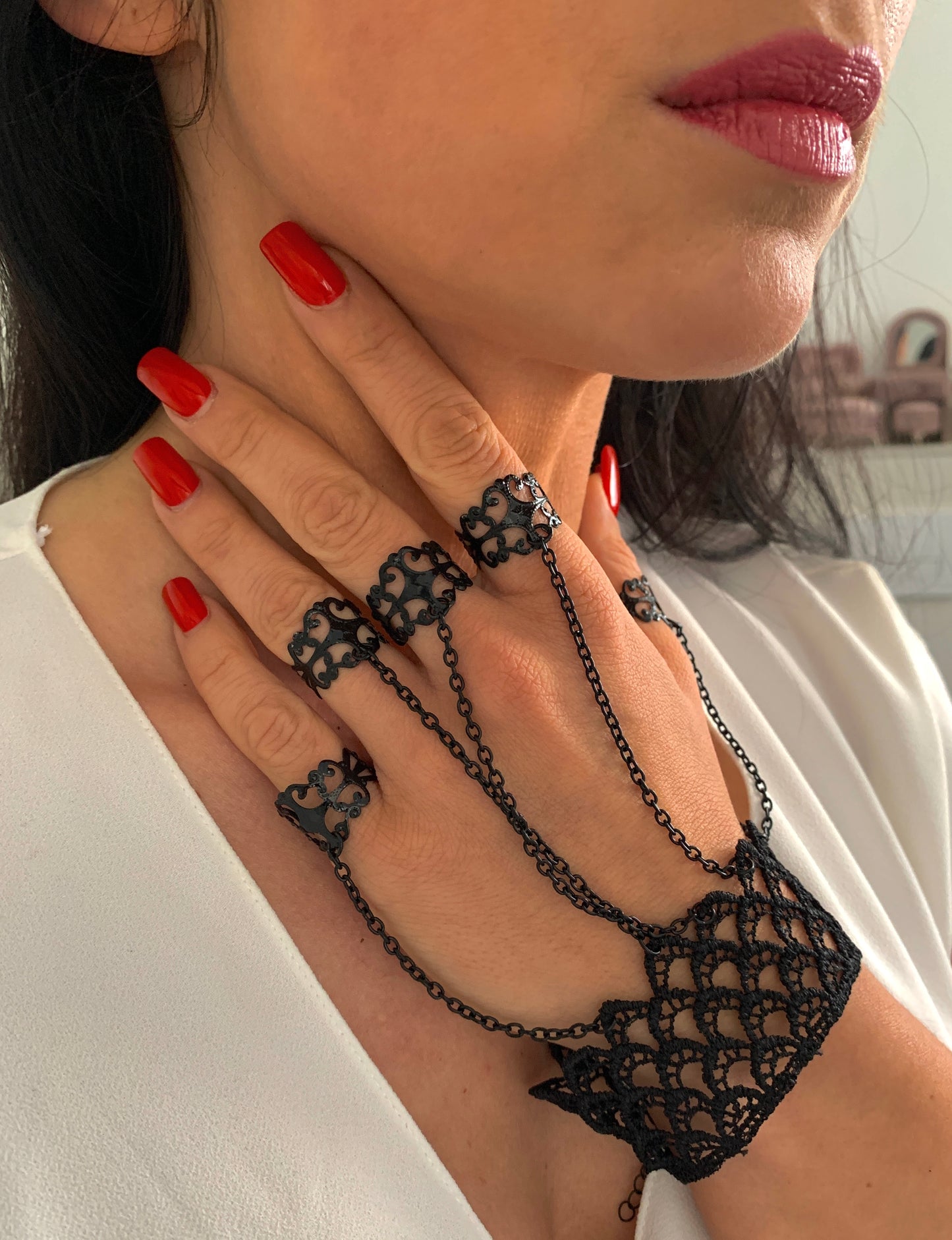 Gothic Handschuhe – Schwarzer Spitzen-Handschmuck mit Fingerringen – Natascha Woge®