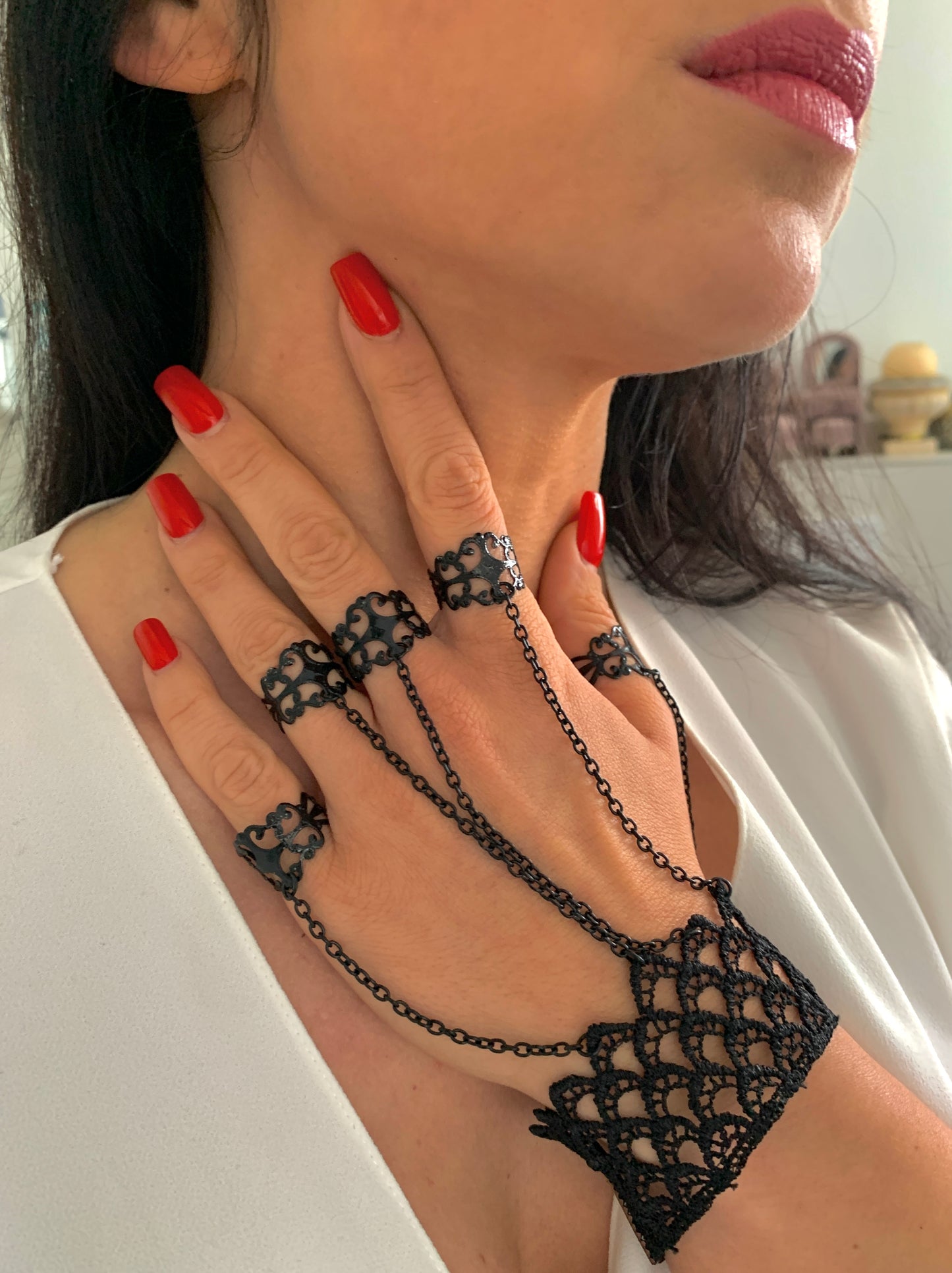 Gothic Handschuhe – Schwarzer Spitzen-Handschmuck mit Fingerringen – Natascha Woge®