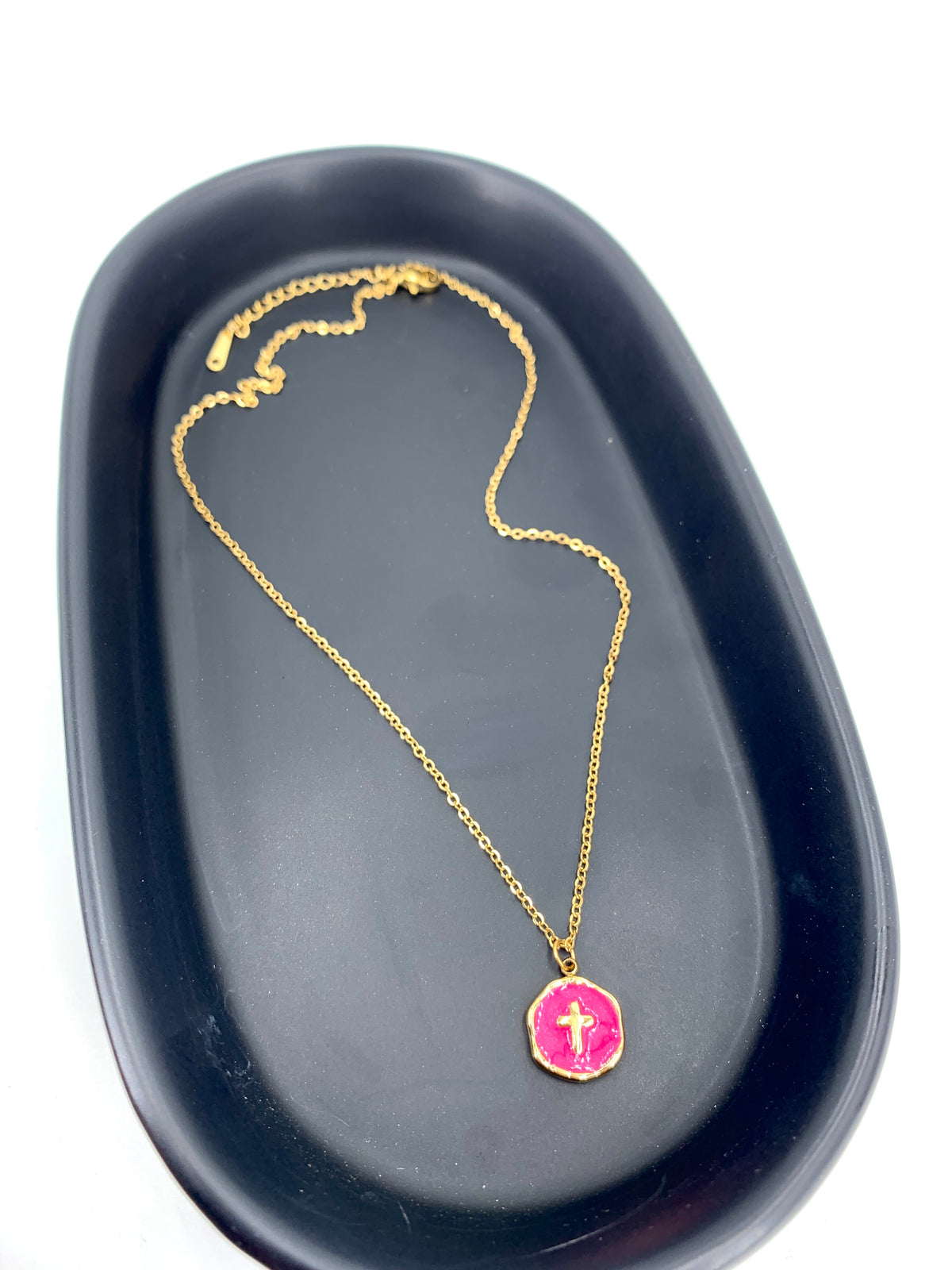 Kreuz Halskette mit pinkem Anhänger – Edelstahlschmuck in Gold – Natascha Woge®