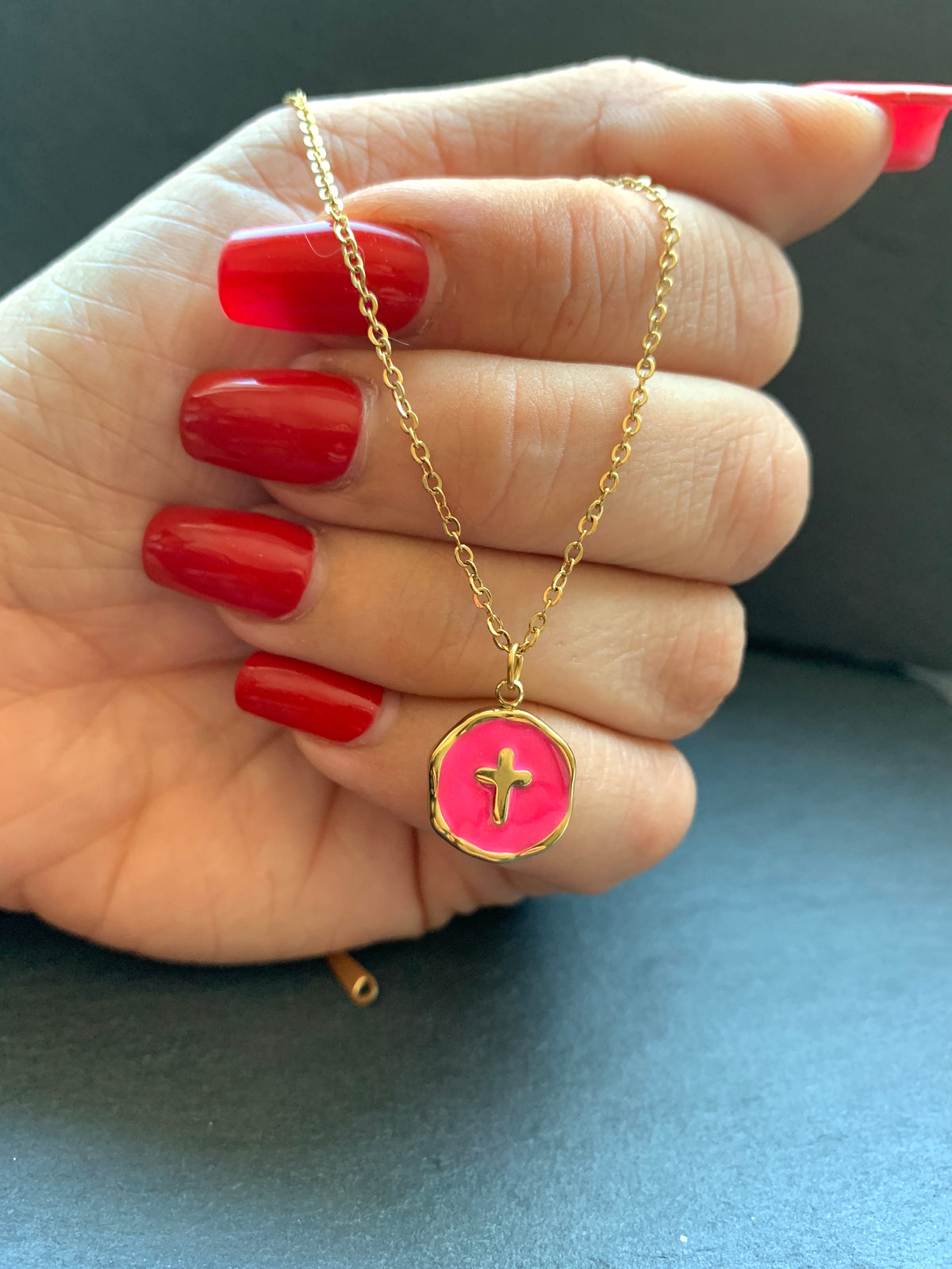 Kreuz Halskette mit pinkem Anhänger – Edelstahlschmuck in Gold – Natascha Woge®
