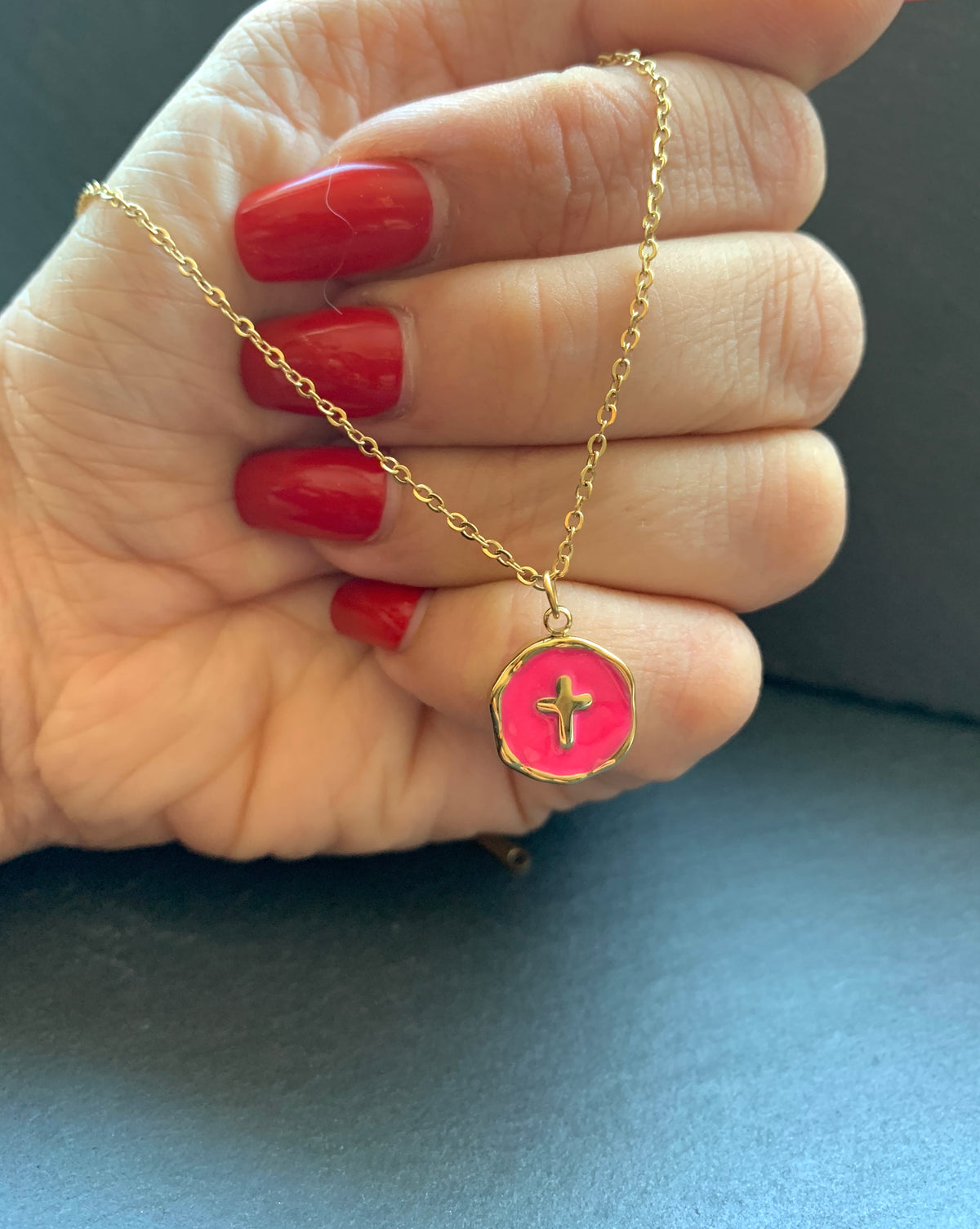 Kreuz Halskette mit pinkem Anhänger – Edelstahlschmuck in Gold – Natascha Woge®