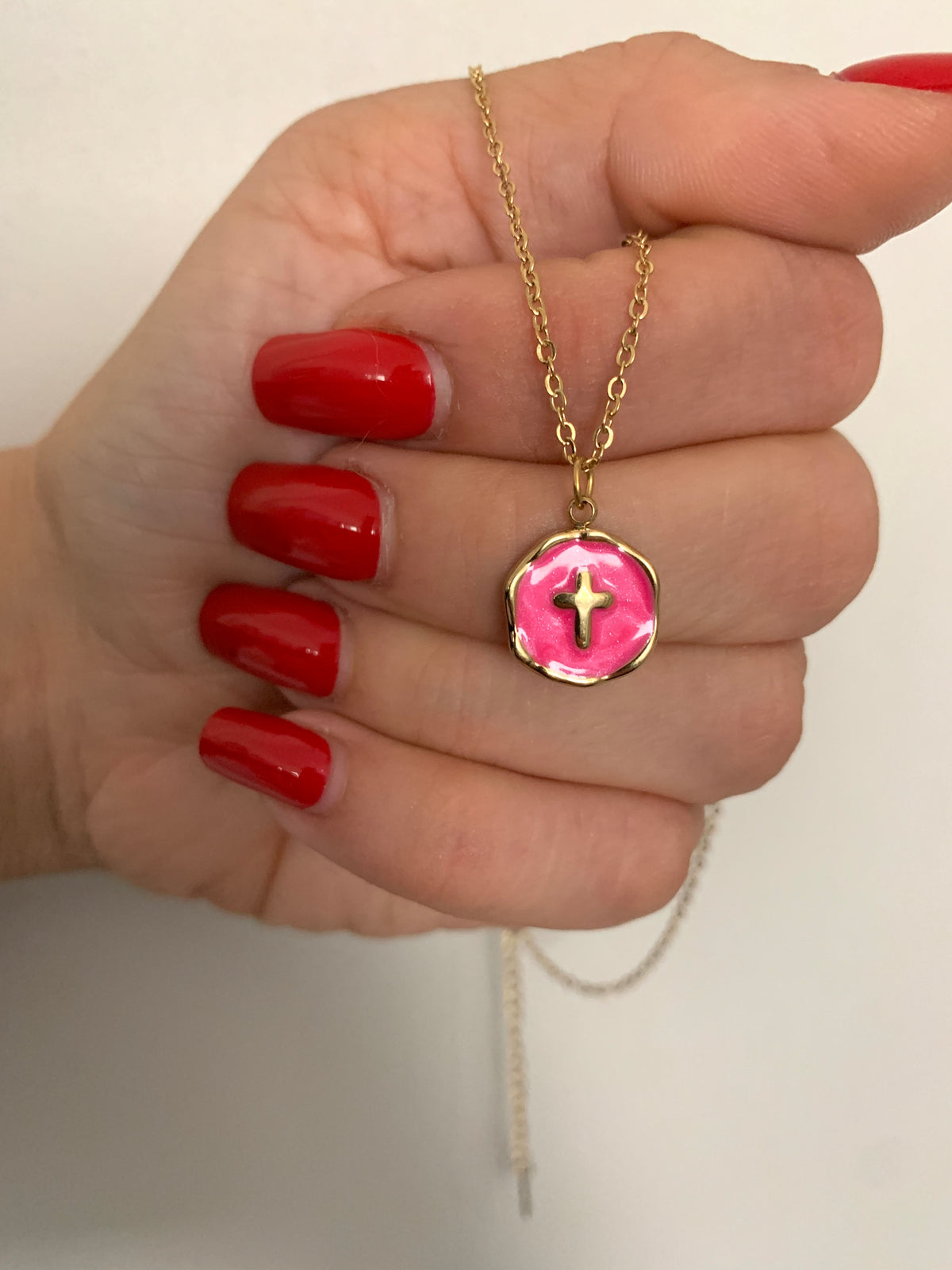 Kreuz Halskette mit pinkem Anhänger – Edelstahlschmuck in Gold – Natascha Woge®