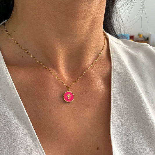 Kreuz Halskette mit pinkem Anhänger – Edelstahlschmuck in Gold – Natascha Woge®