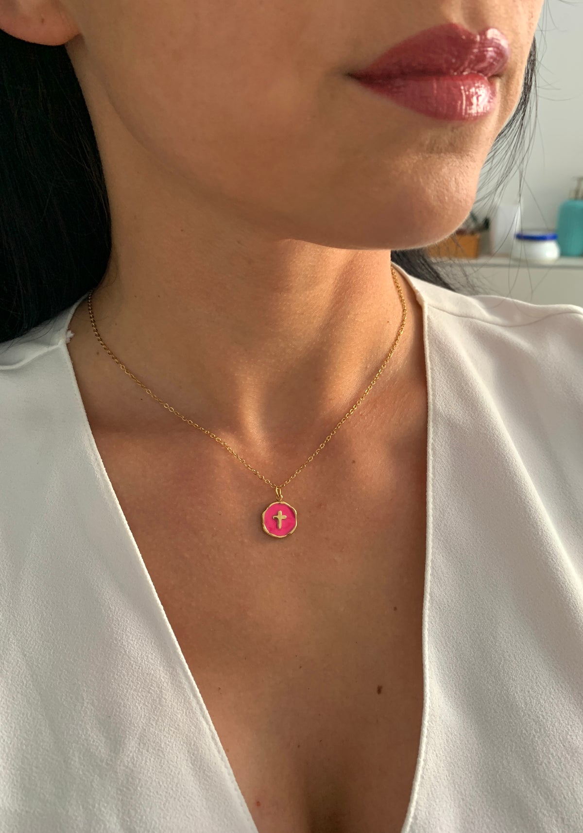 Kreuz Halskette mit pinkem Anhänger – Edelstahlschmuck in Gold – Natascha Woge®