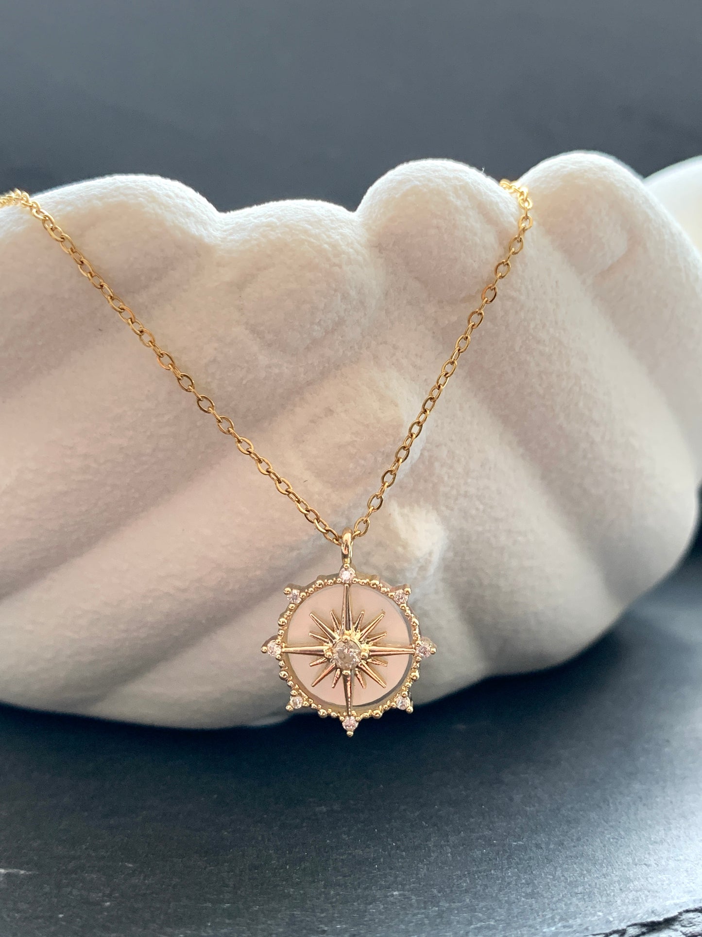 Stern Halskette mit Perlmutt-Optik – minimalistischer Edelstahlschmuck in Gold – Natascha Woge®