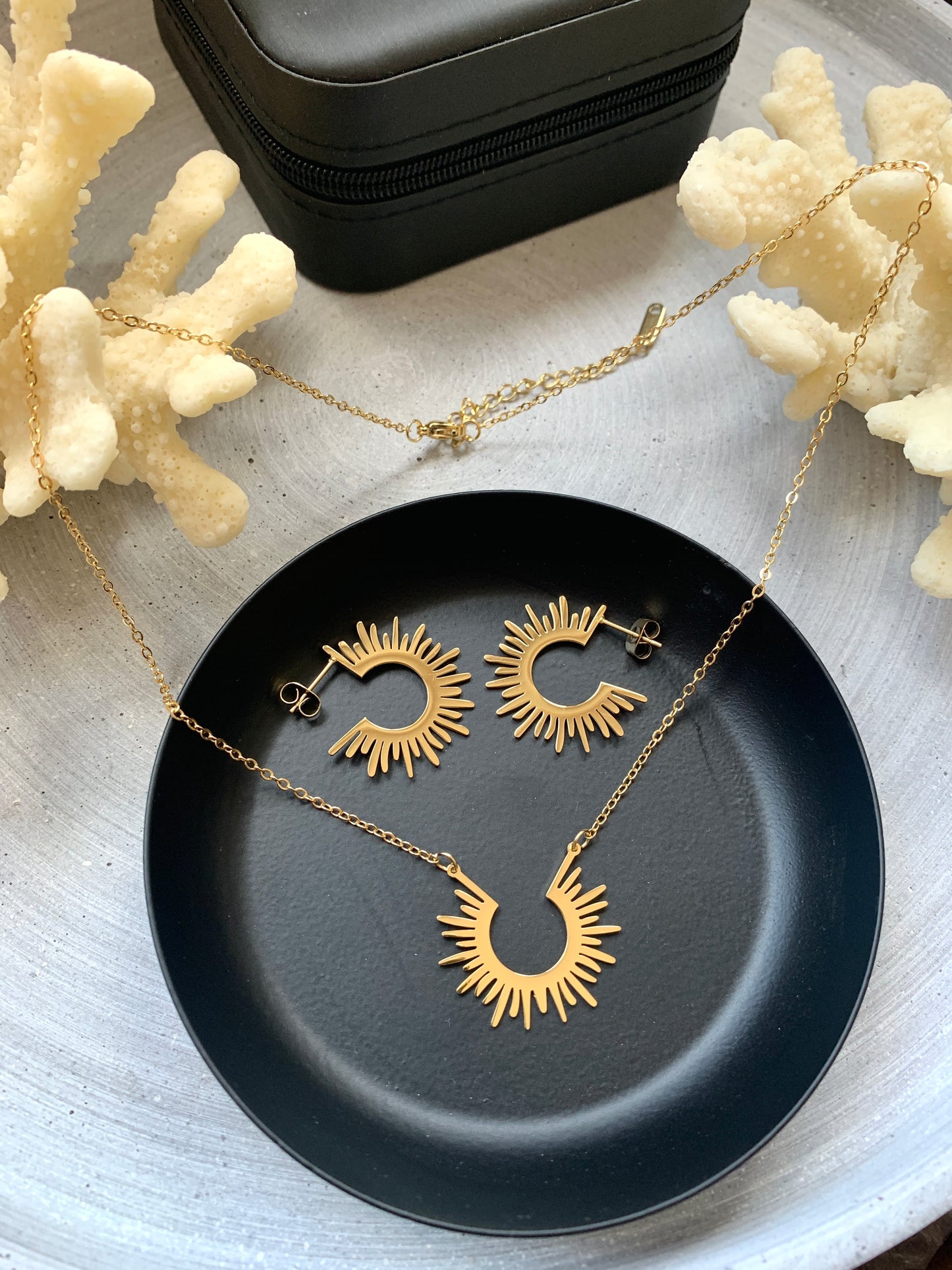 Sonnen Schmuckset – minimalistische Halskette & Ohrringe aus Edelstahl in Gold – Natascha Woge®