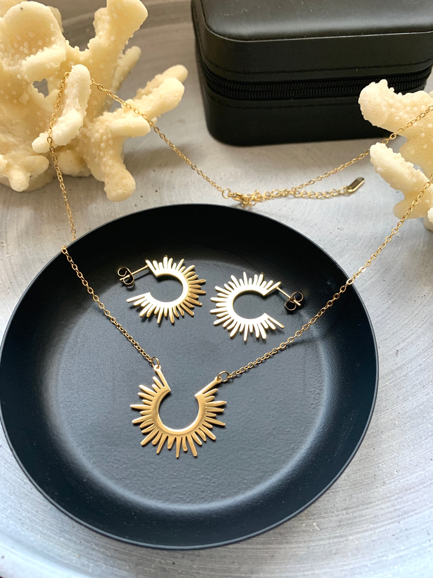 Sonnen Schmuckset – minimalistische Halskette & Ohrringe aus Edelstahl in Gold – Natascha Woge®