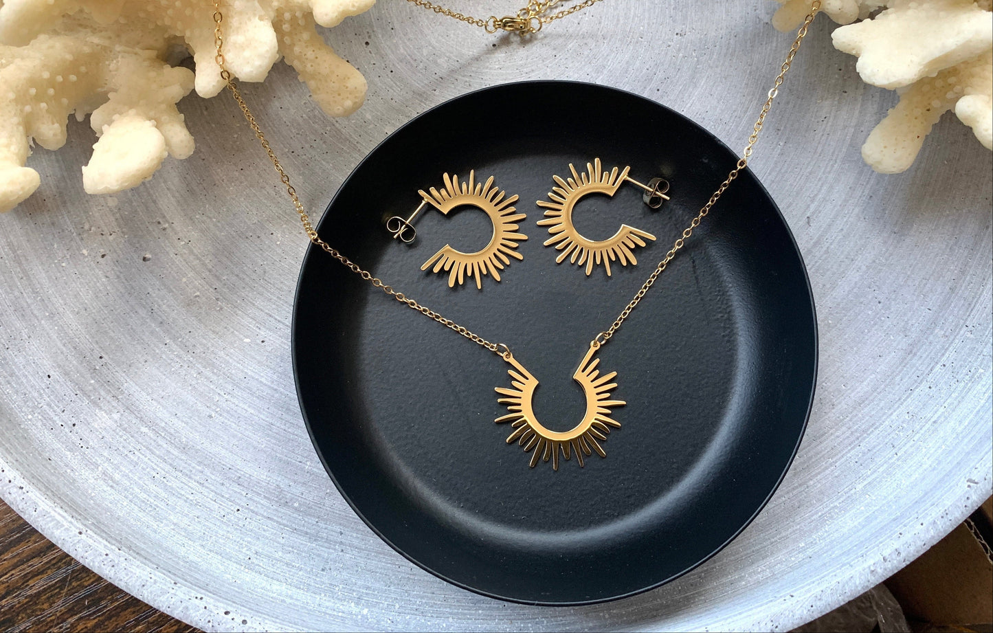 Sonnen Schmuckset – minimalistische Halskette & Ohrringe aus Edelstahl in Gold – Natascha Woge®