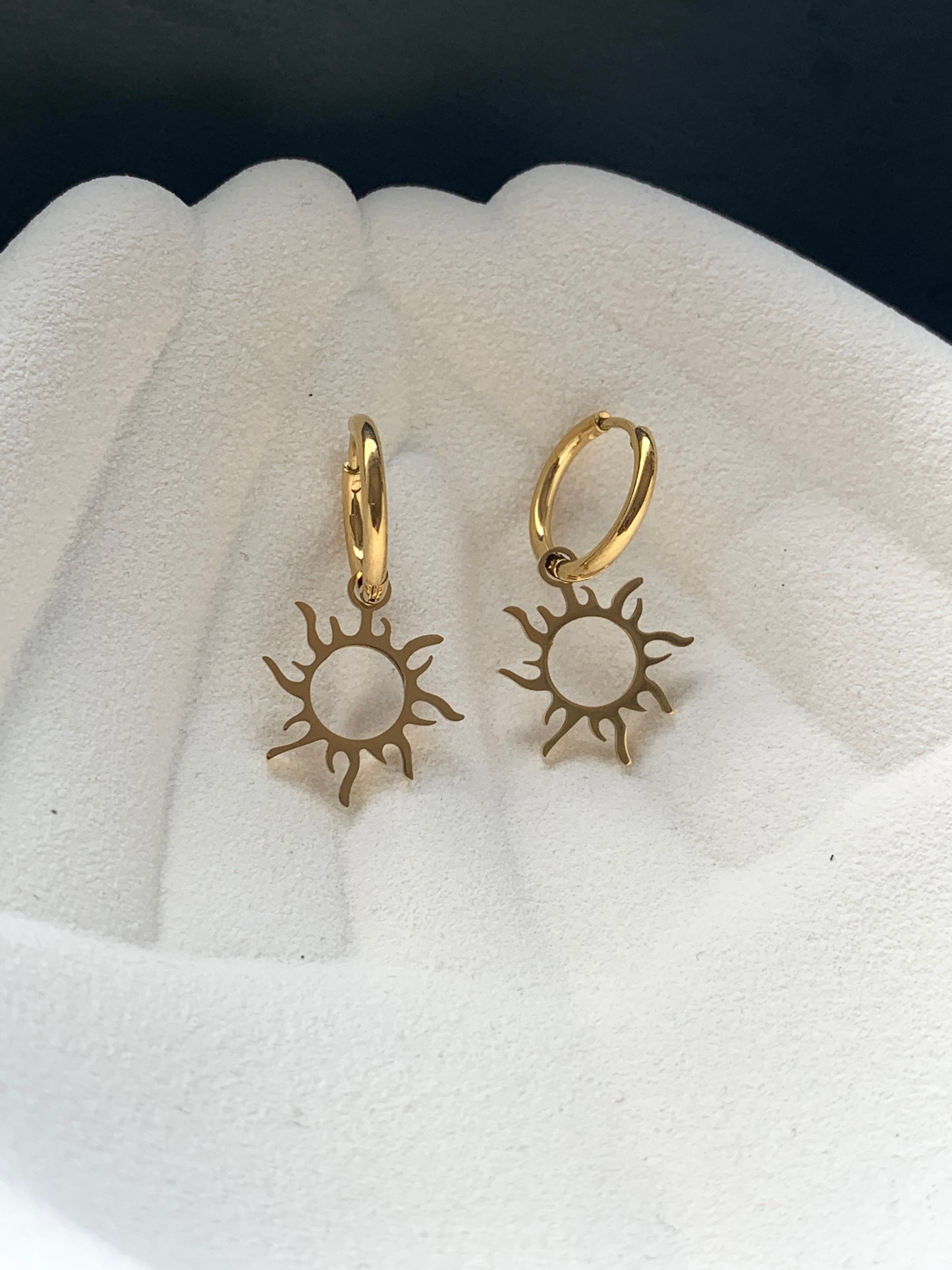 Sonne Huggie Creolen Damen Edelstahl – Gold oder Silber, wasserfest & nickelfrei | NataschaWoge®