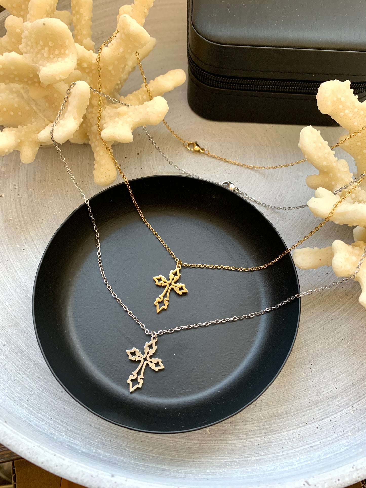 Kreuz Halskette – dezenter Edelstahlschmuck in Gold oder Silber – Natascha Woge®