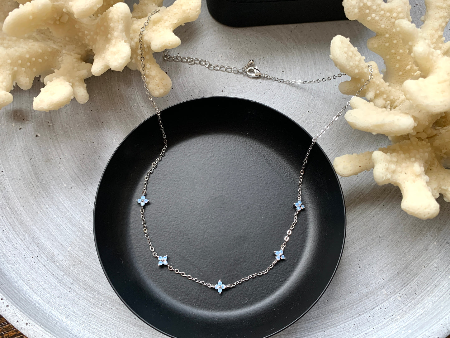 18K Gold Halskette mit blauen Blüten – minimalistische Charms – Natascha Woge®