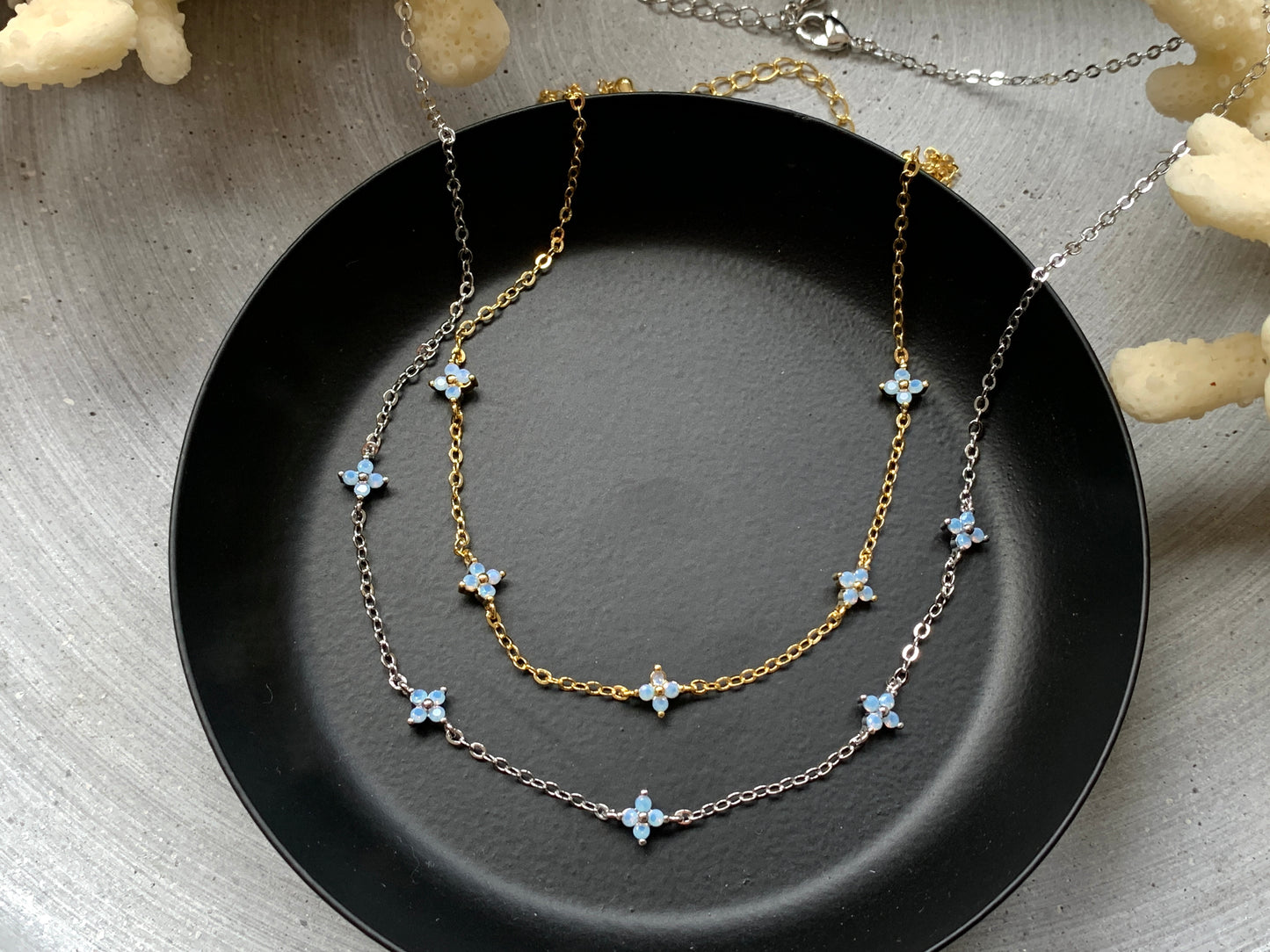 18K Gold Halskette mit blauen Blüten – minimalistische Charms – Natascha Woge®