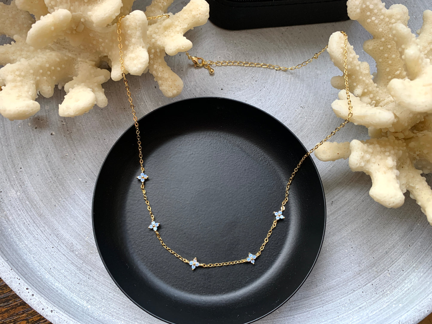 18K Gold Halskette mit blauen Blüten – minimalistische Charms – Natascha Woge®