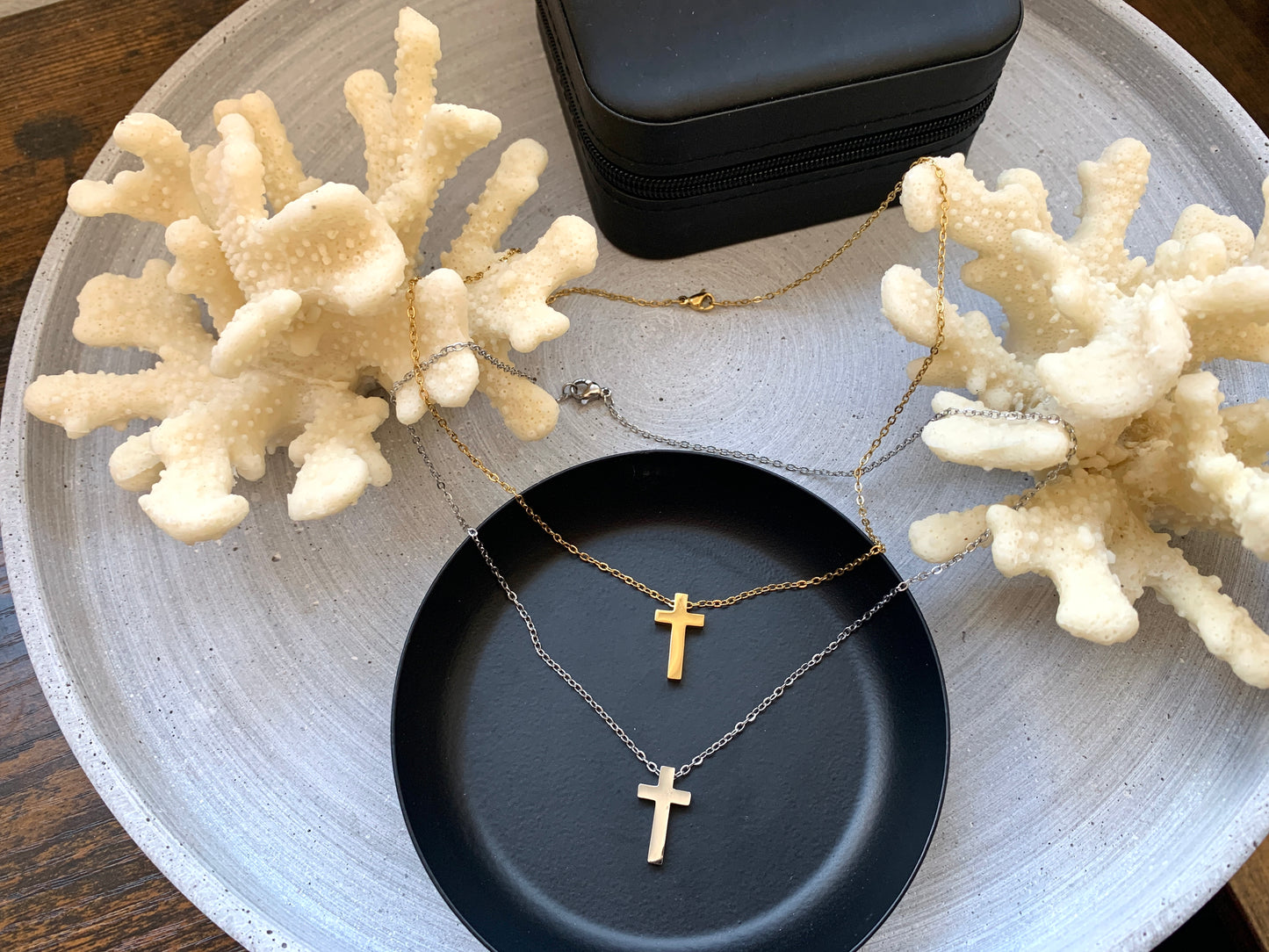 Kreuz Halskette – dezenter Edelstahlschmuck in Gold oder Silber – Natascha Woge®