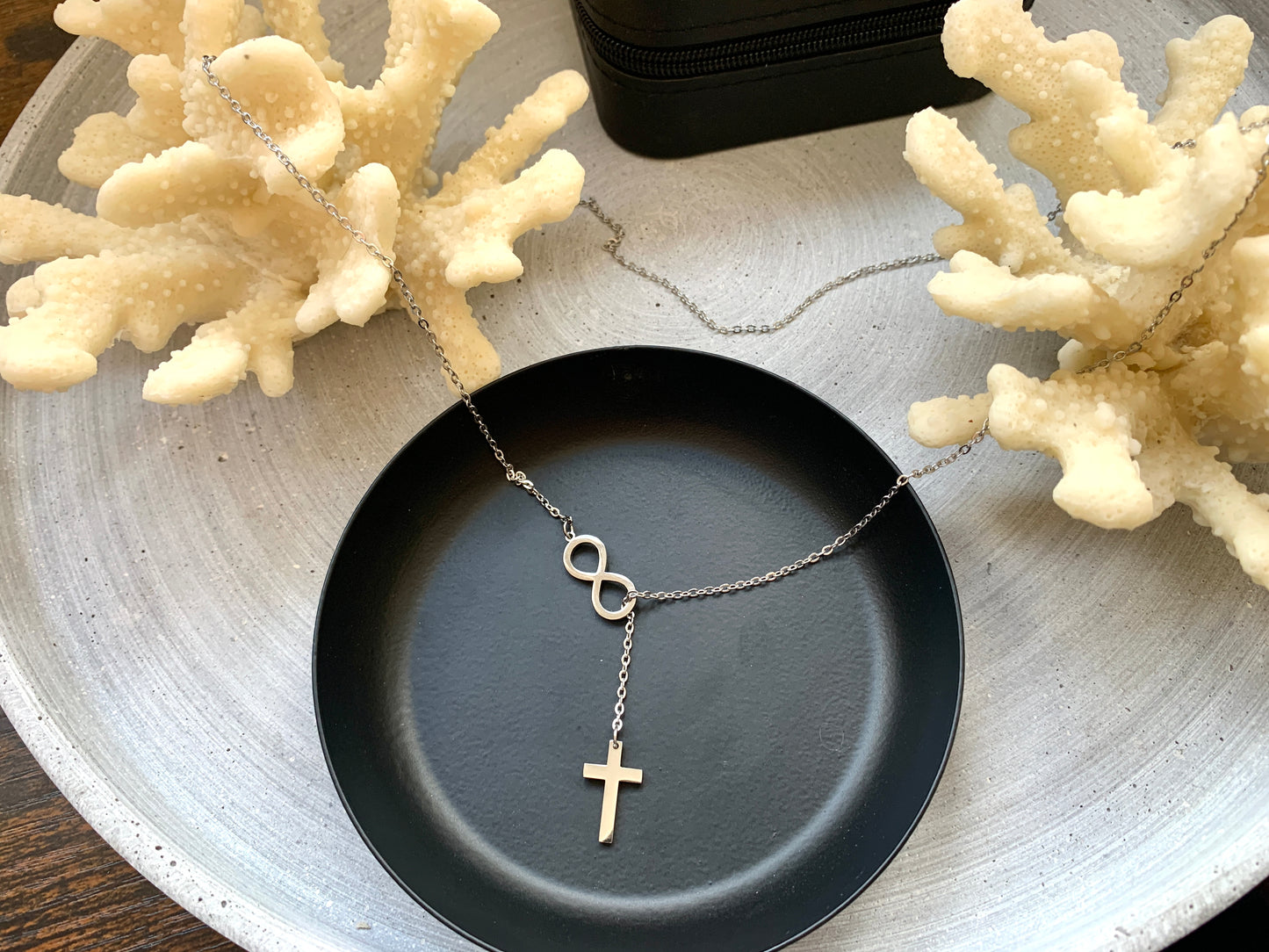 Kreuz & Unendlichkeit Halskette – minimalistischer Edelstahlschmuck in Gold oder Silber – Natascha Woge®