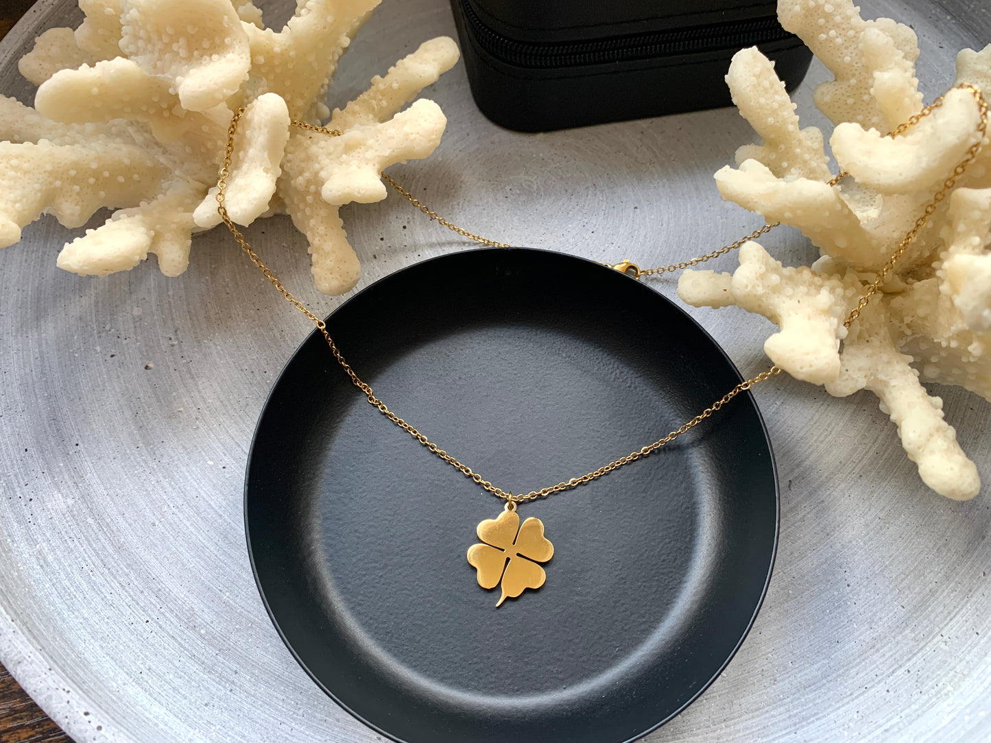 Kleeblatt Halskette – minimalistischer Edelstahlschmuck in Gold oder Silber – Natascha Woge®