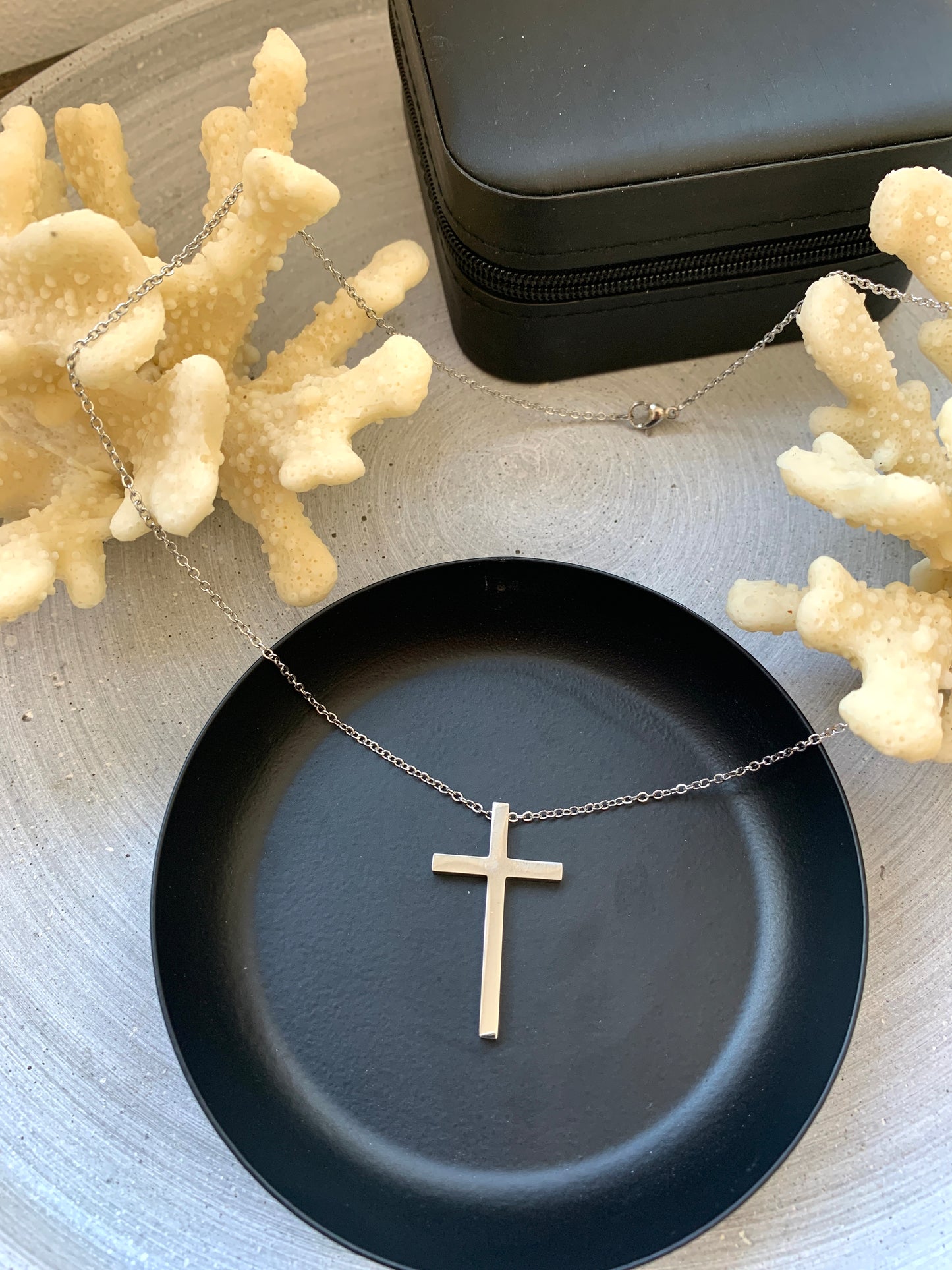 Große Kreuz Halskette – minimalistischer Edelstahlschmuck in Gold oder Silber – Natascha Woge®