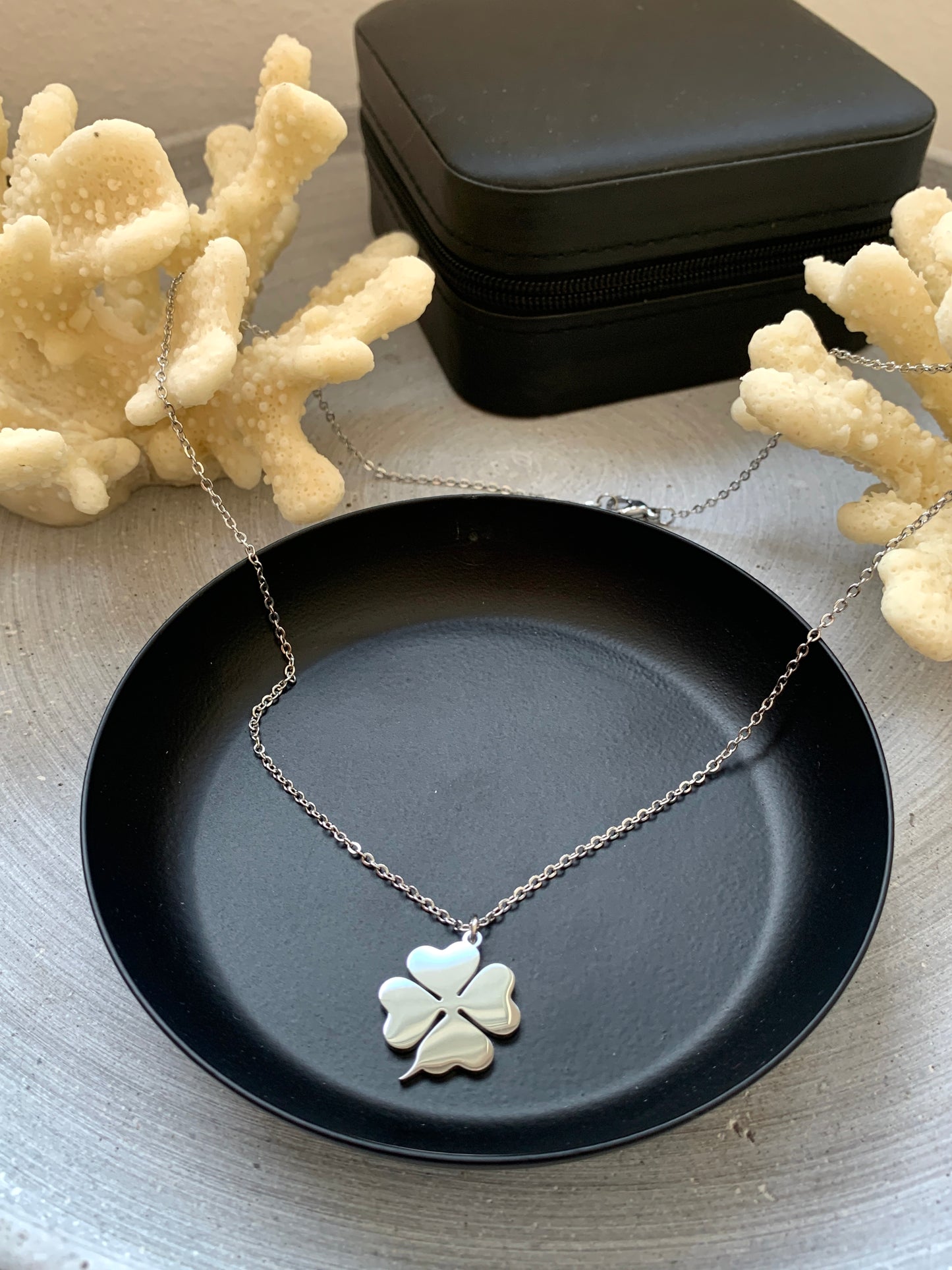 Kleeblatt Halskette – minimalistischer Edelstahlschmuck in Gold oder Silber – Natascha Woge®