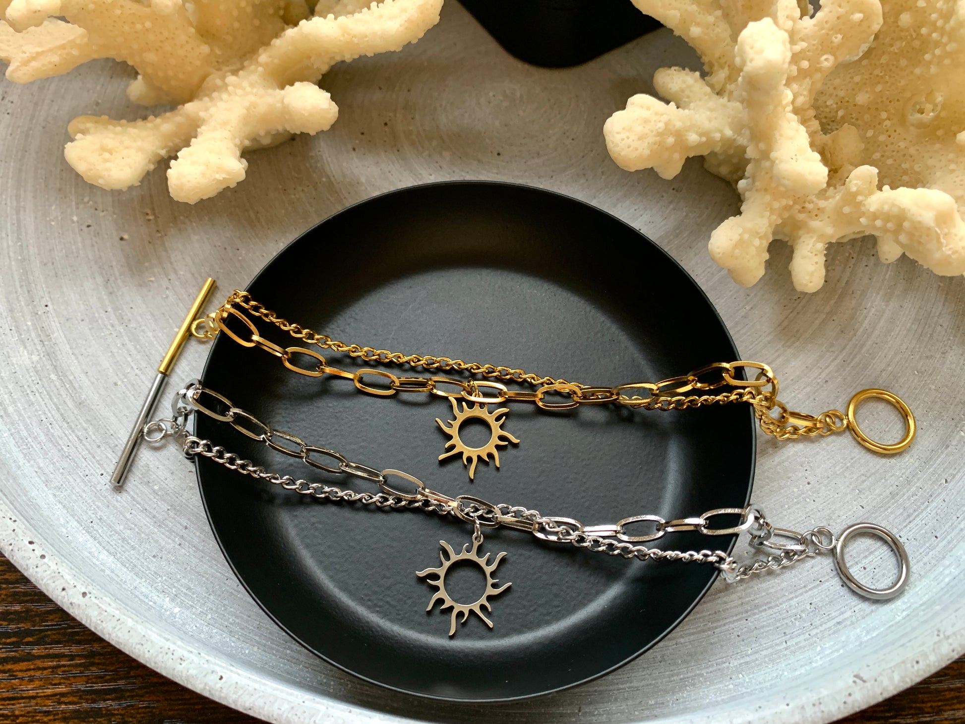 armband-mit-sonne-edelstahl-gold-silber-im-layering-stil-natascha-woge