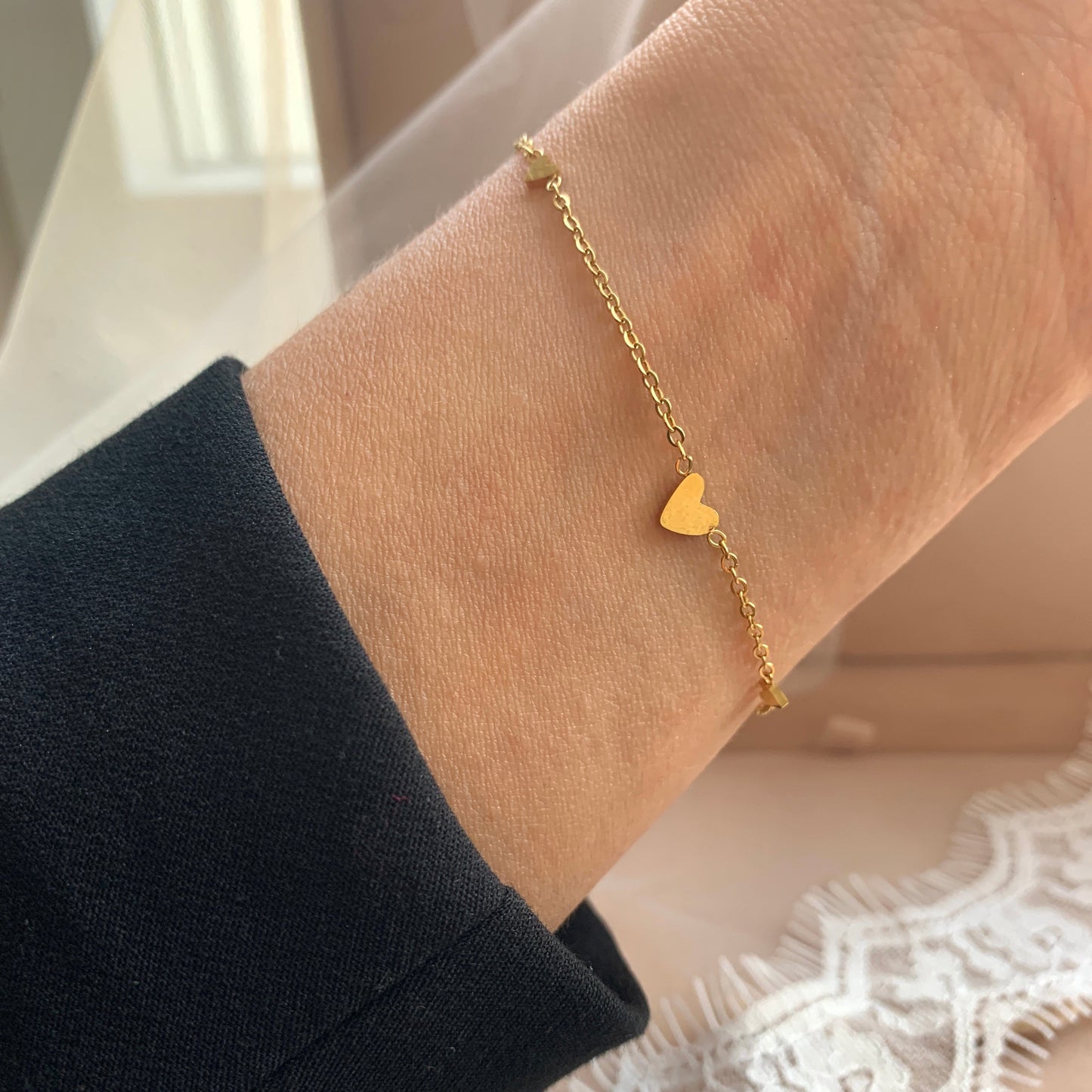 edelstahl-armband-herz-gold-wasserfest-minimalistisch-damenschmuck-natascha-woge