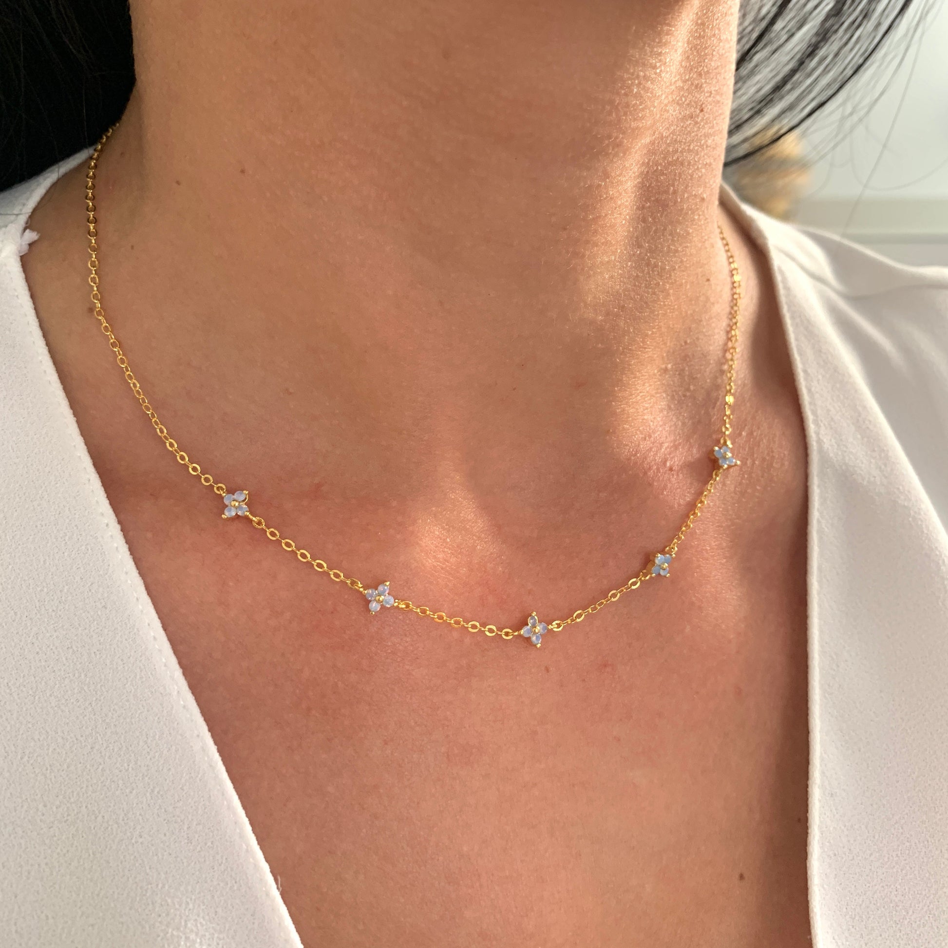 edelstahl-halskette-blumen-gold-minimalistisch-damenschmuck-natascha-woge