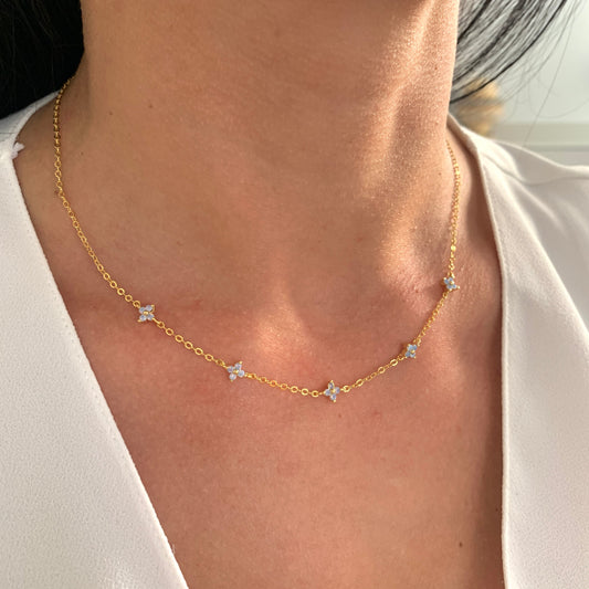 edelstahl-halskette-blumen-gold-minimalistisch-damenschmuck-natascha-woge