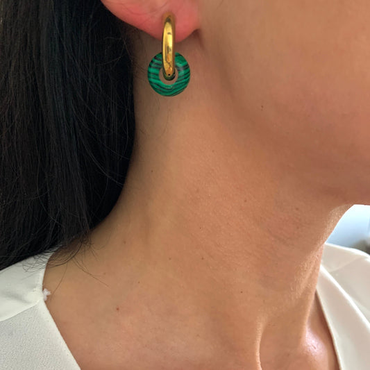 edelstahl-huggie-creolen-gold-gruene-perle-2-5cm-wasserfest