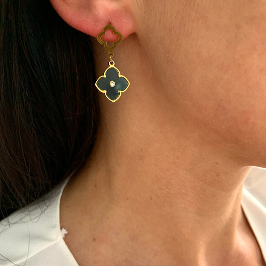 edelstahl-kleeblatt-ohrringe-gold-schwarz-huggie-creolen-wasserfest-hypoallergen