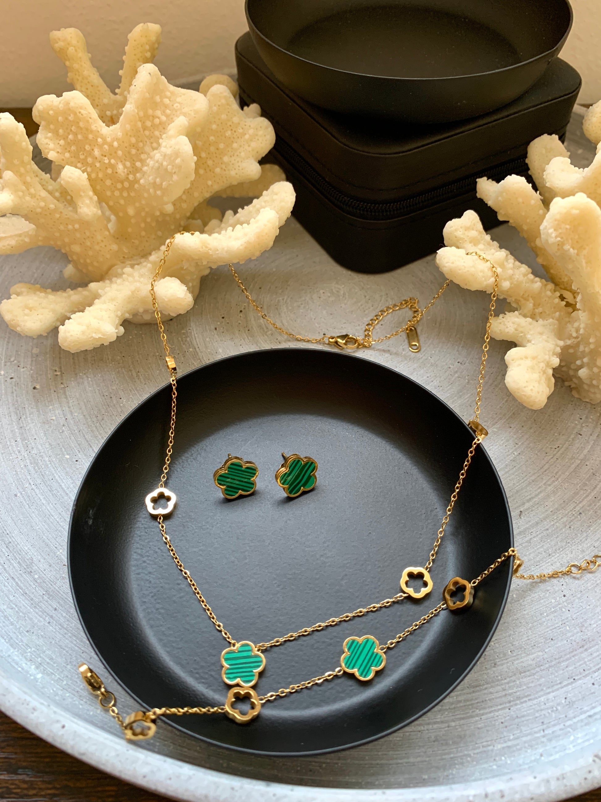 edelstahl-kleeblatt-stecker-gold-gruen-hypoallergen-wasserfest