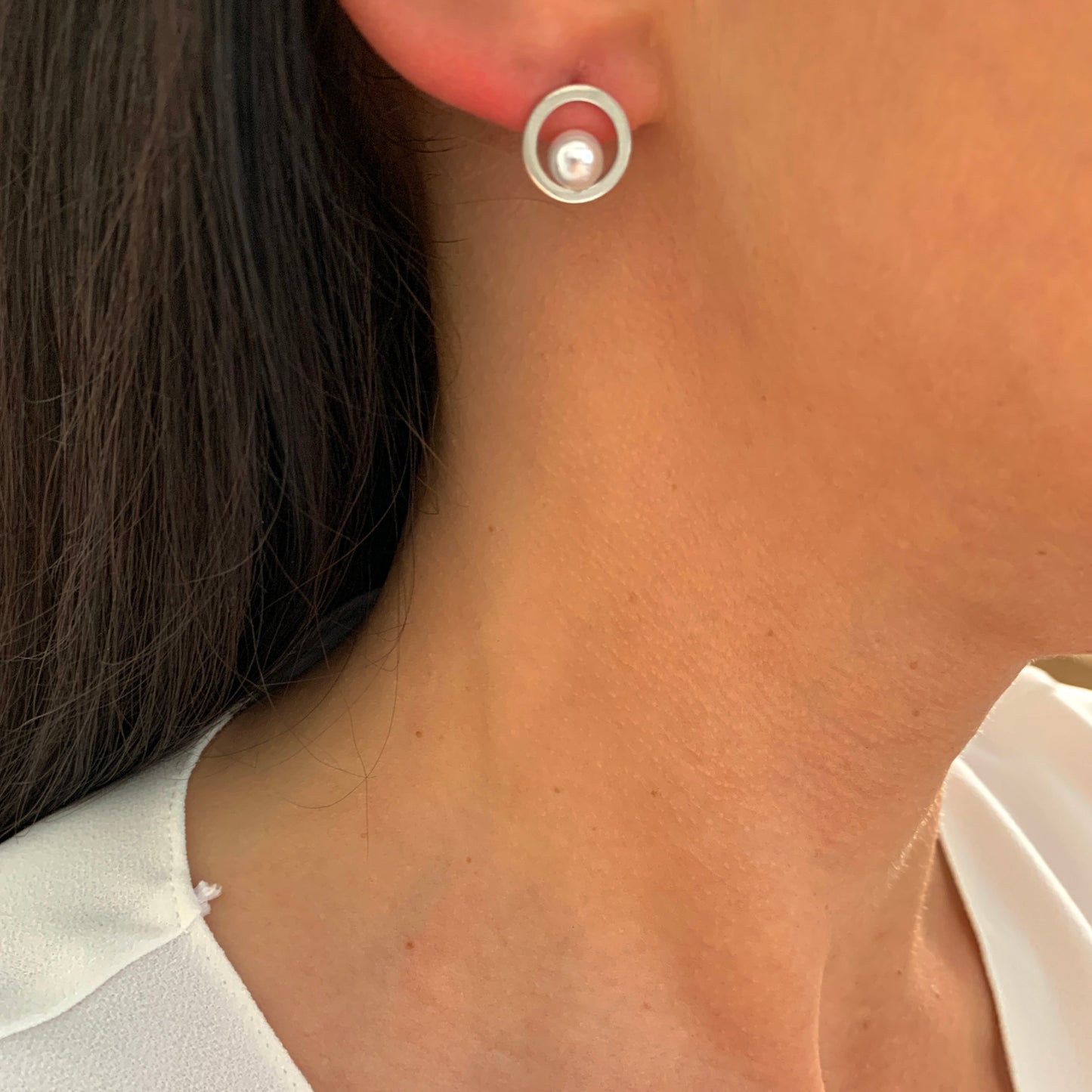 edelstahl-mini-ohrringe-rund-mit-perle-1-2cm-wasserfest