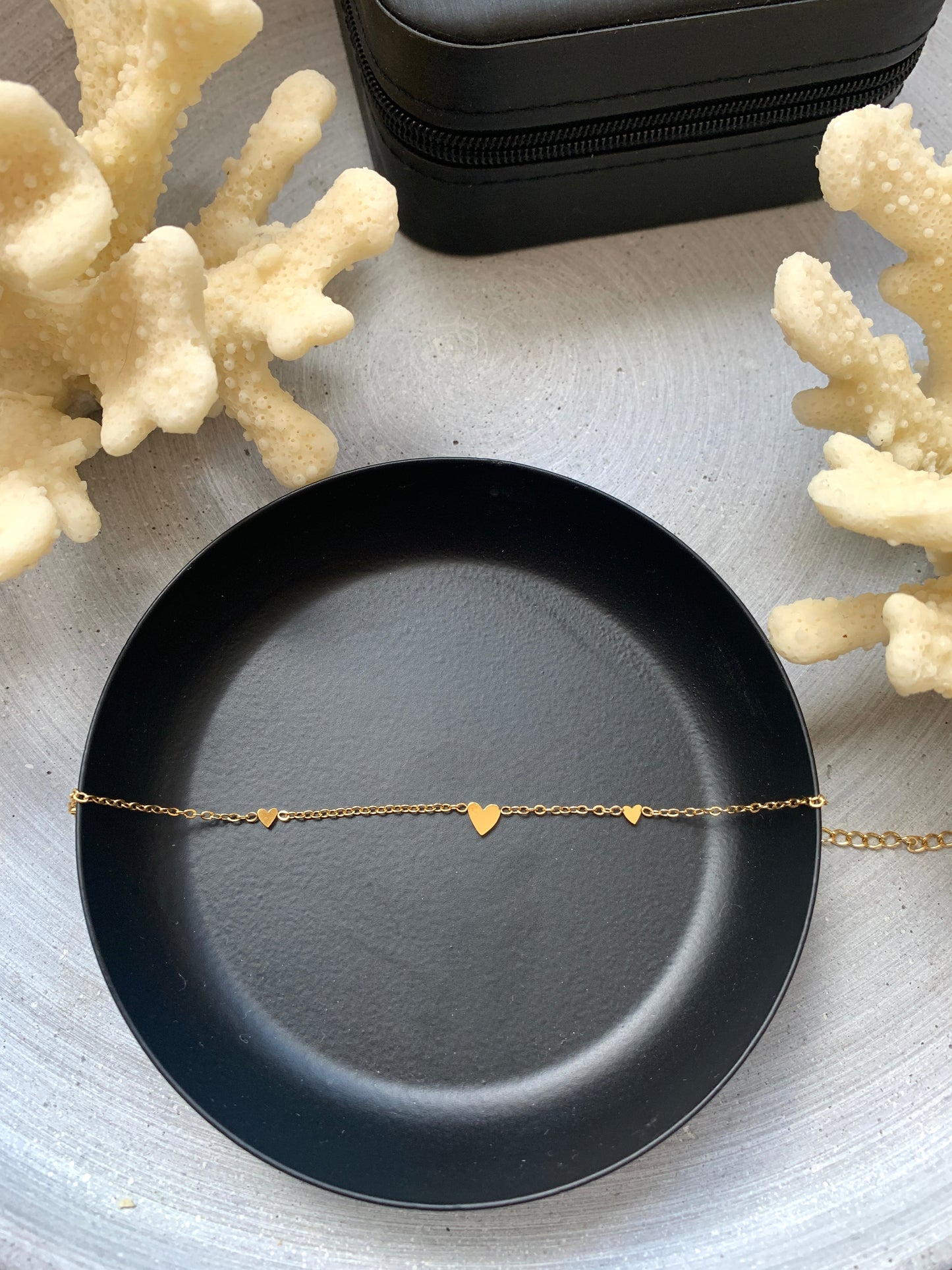 feines-edelstahl-armband-herzsymbol-gold-minimal-design-natascha-woge