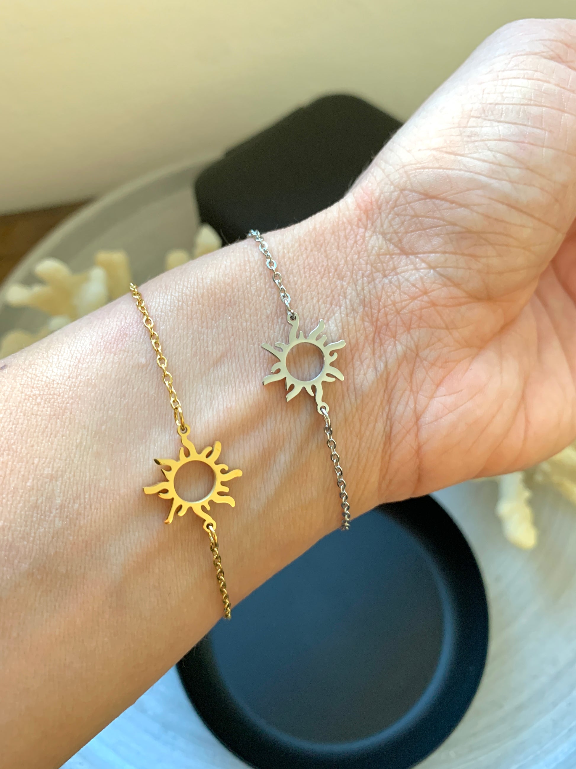 filigranes-armband-mit-sonne-edelstahl-gold-silber-natascha-woge