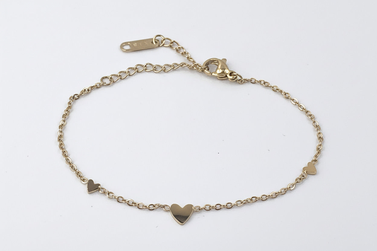 filigranes-damen-armband-mit-herzen-edelstahl-gold-natascha-woge