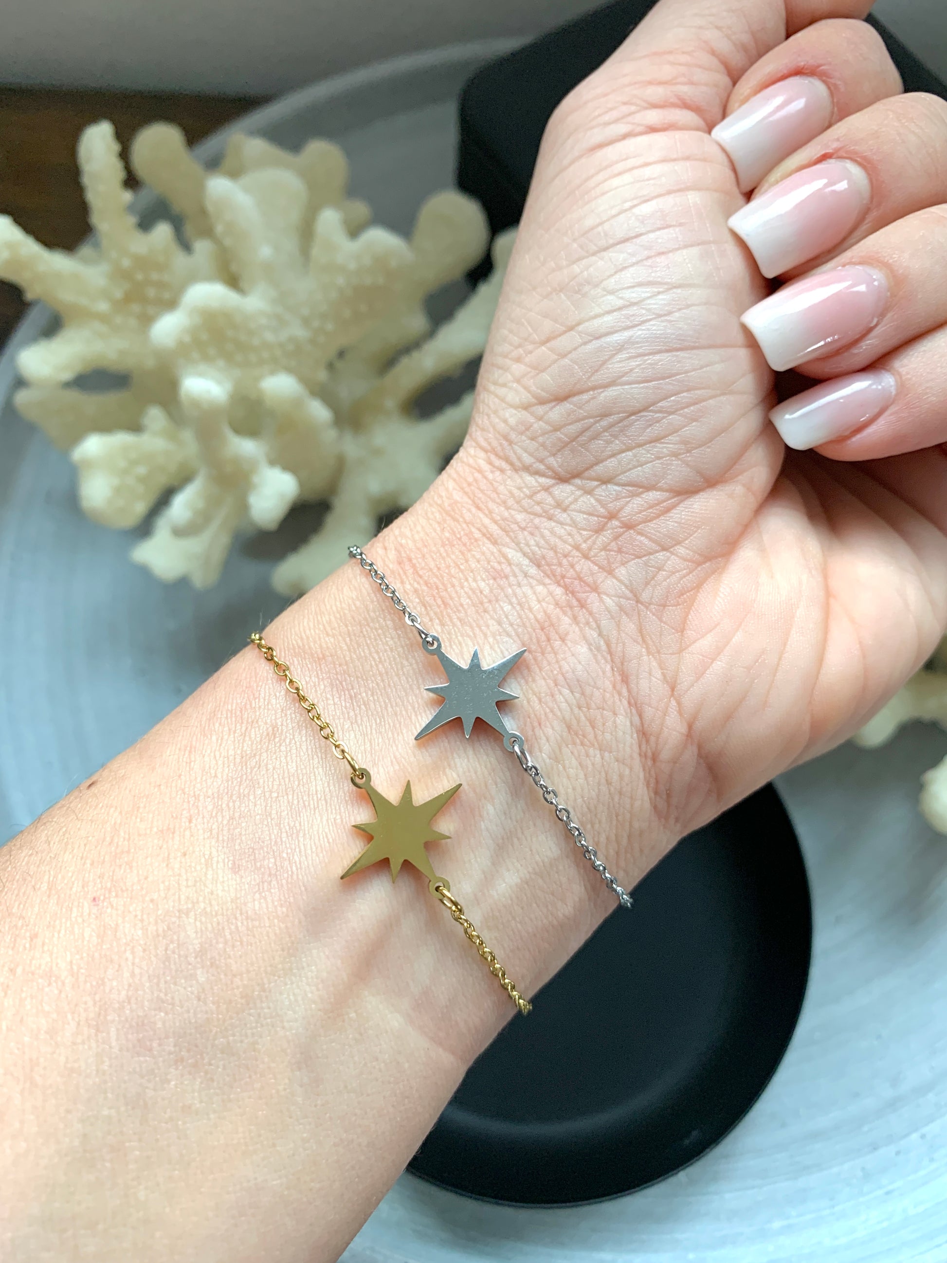 filigranes-sternarmband-edelstahl-gold-silber-am-handgelenk-natascha-woge