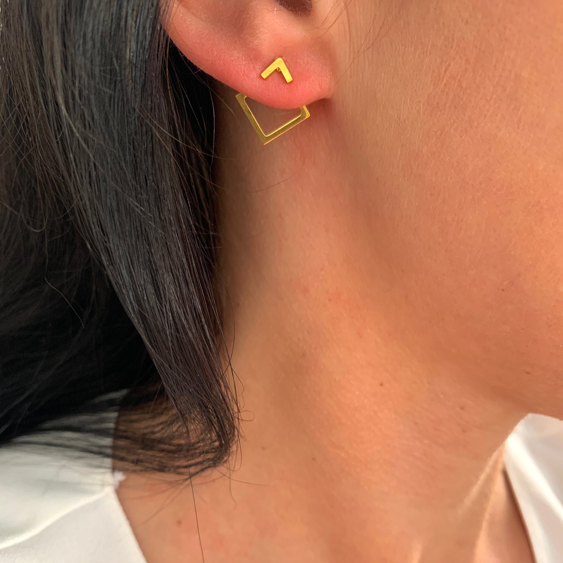 geometrische-creolen-ohrringe-edelstahl-gold-minimalistisch-huggie-damenschmuck