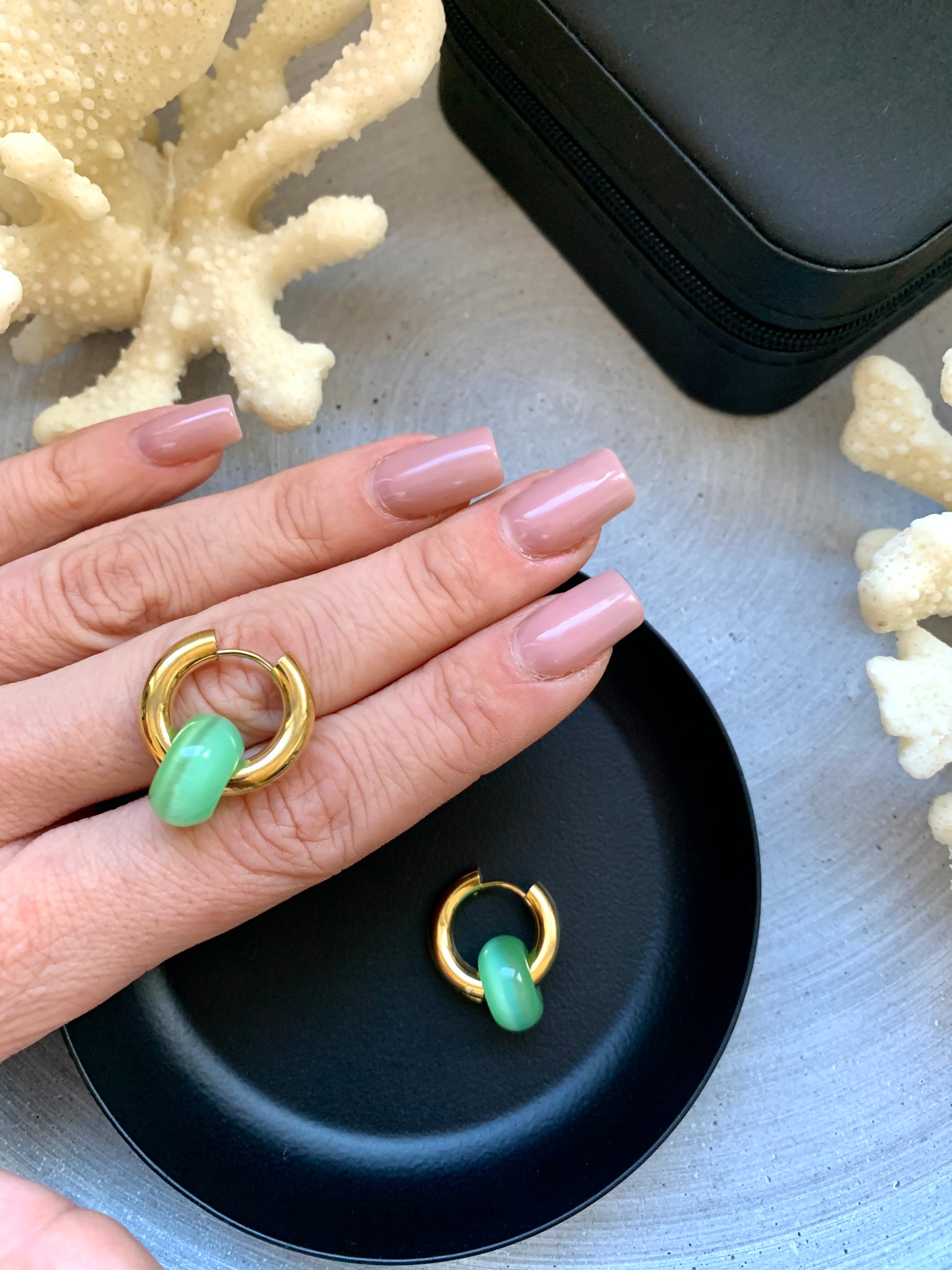 goldene-creolen-mit-gruener-perle-edelstahl-damenschmuck