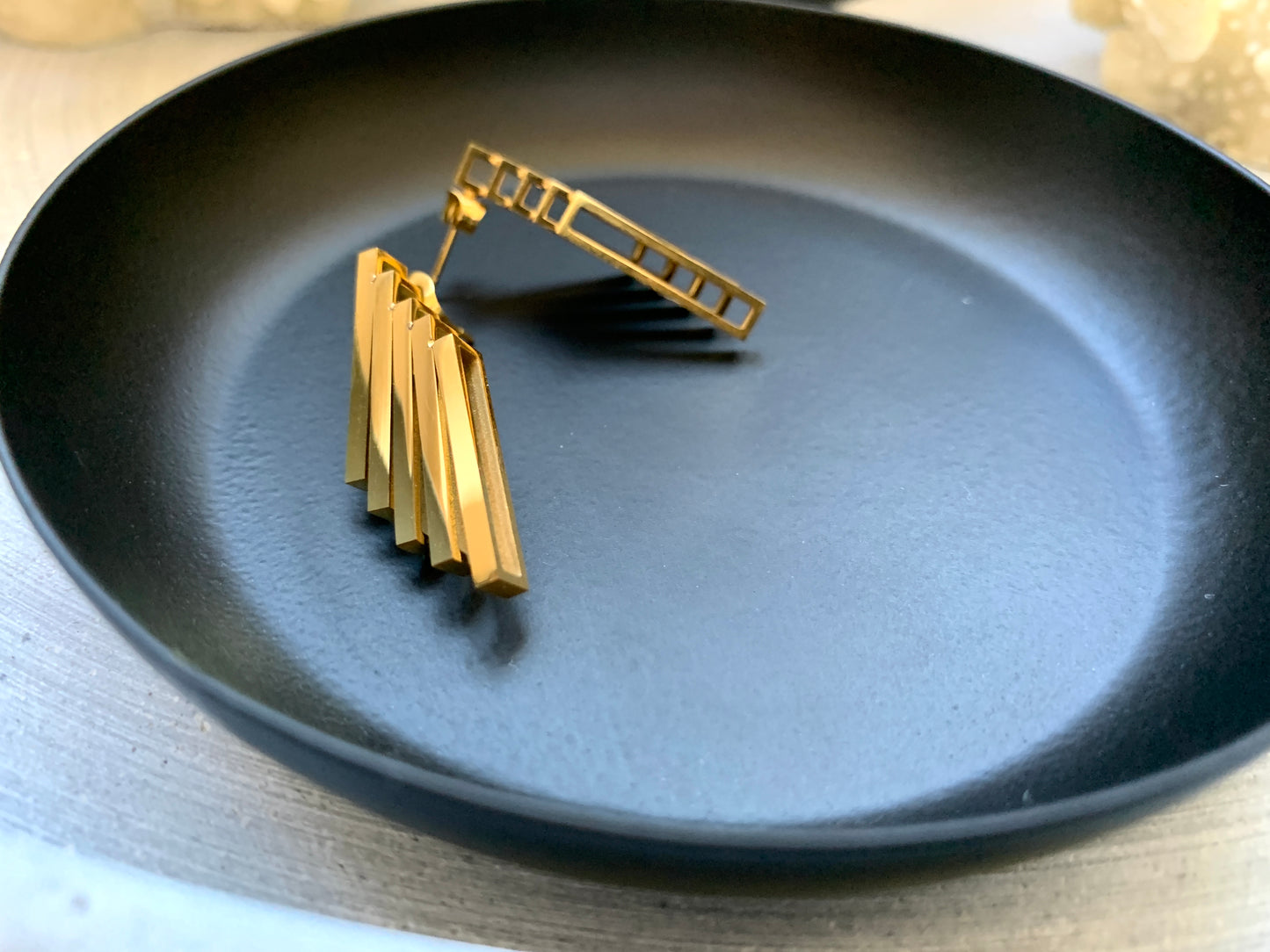 goldene-stab-ohrringe-edelstahl-minimalistisch