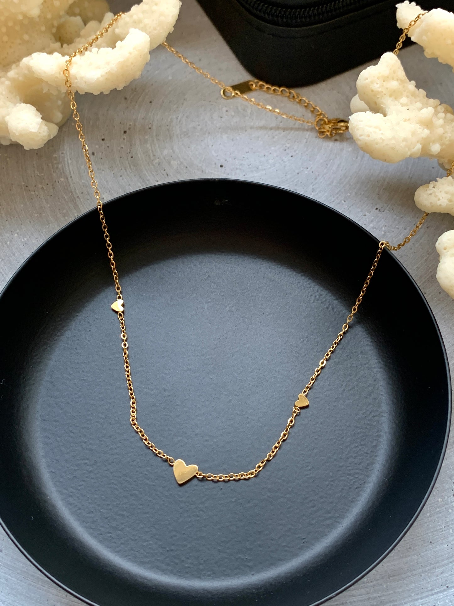 herz-kette-minimalistisch-gold-edelstahl-hochwertiger-damenschmuck-natascha-woge