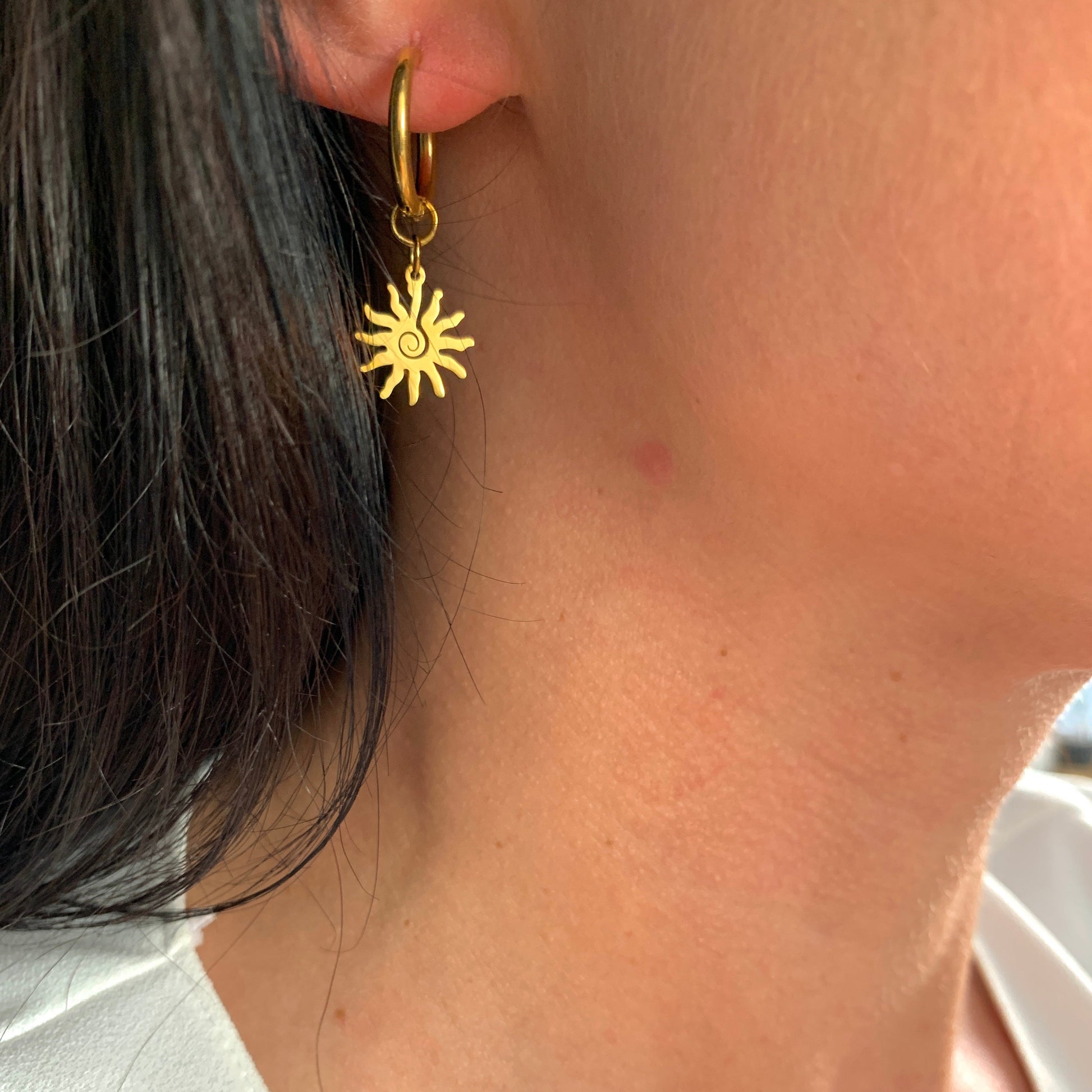 huggie-creolen-edelstahl-sonnenanhaenger-gold