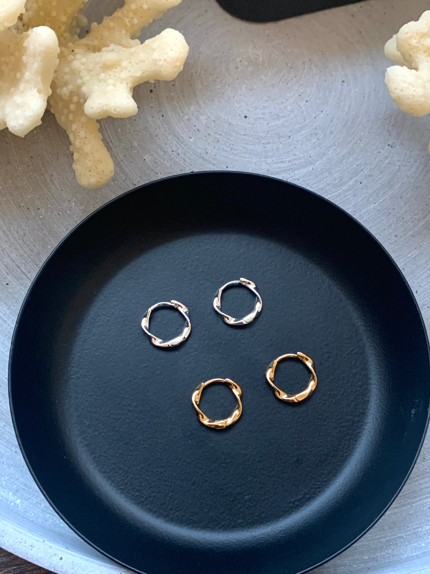 kleine-creolen-edelstahl-silber-gold-minimal-schmuck-fuer-sie