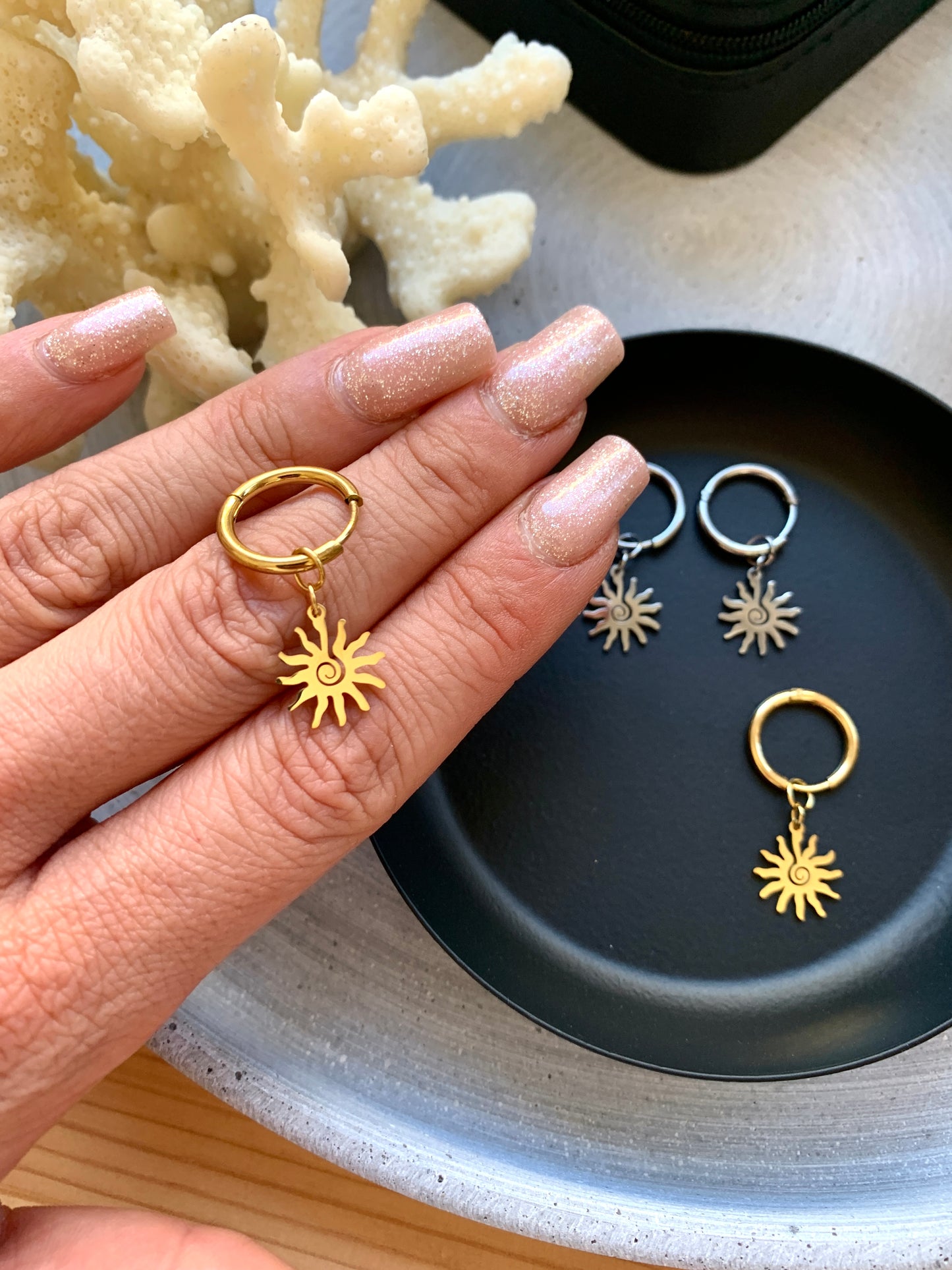 minimalistische-sonnen-creolen-gold-edelstahl